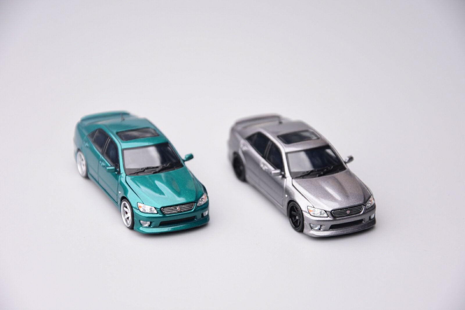 1/64 トヨタ アルテッツァ RS200（SXE10）エレクトリックグリーンマイカ 【C33626】 (ミニカー)