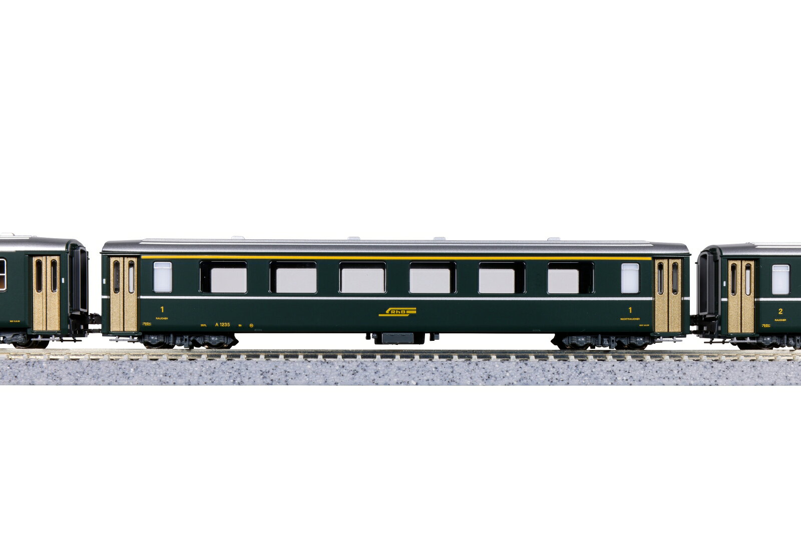●レーティッシュ鉄道ラインナップに、1980年代中頃まで見られた緑色の客車・荷物車のラインナップが単品で登場です。

EW 1は1960年代に登場したレーティッシュ鉄道の客車で、一時期は同鉄道における最大両数を誇りました。
現在も塗色変更や更新工事を経て、少数が観光用などで活躍を続けるポピュラーな車両です。
登場から1980年代頃までは緑色の塗装で活躍していました。

荷物車は1980年に製造されたグループで、EW 2系の車体構造を備えています。
登場時は客車と同様、緑色の塗装でした。

◆過渡期には赤い客車との混成も見られ、様々な牽引機や客車、貨車と共に活躍しました。
牽引機には3103-1 Ge6/6-1＜レーティッシュ・クロコダイル＞や、同時発売予定の3102-5 アルプスの機関車Ge4/4-2 ＜復刻塗装(緑)＞などがおすすめです。

製品特徴
・アルプスの緑の客車 EW 1 A1230/B2371・EW I客車のうち本線系統用の車体の長いグループを更新工事を受ける前の緑色に塗装されていた時代の外観で再現・1等車は更新工事前のL側両車端部にトイレがある外観を再現・2等車は更新工事前のR側車端部にもトイレがある外観を再現・客扉の色は金色で表現
・氷河特急用ショートカプラー標準装備。交換用アーノルドカプラーとアーノルドカプラー用の貫通ホロ付属

製品内容・編成図
A1230

活躍地域
・海外

会社
・海外

・ホビー系商品についての諸注意
メーカー都合により発売の大幅な延期が発生する可能性がございます。
予約商品についてはメーカーから順次入荷次第の発送となります。メーカー公表の発売日とは異なる場合がございますのでご了承ください。【対象年齢】：8歳以上