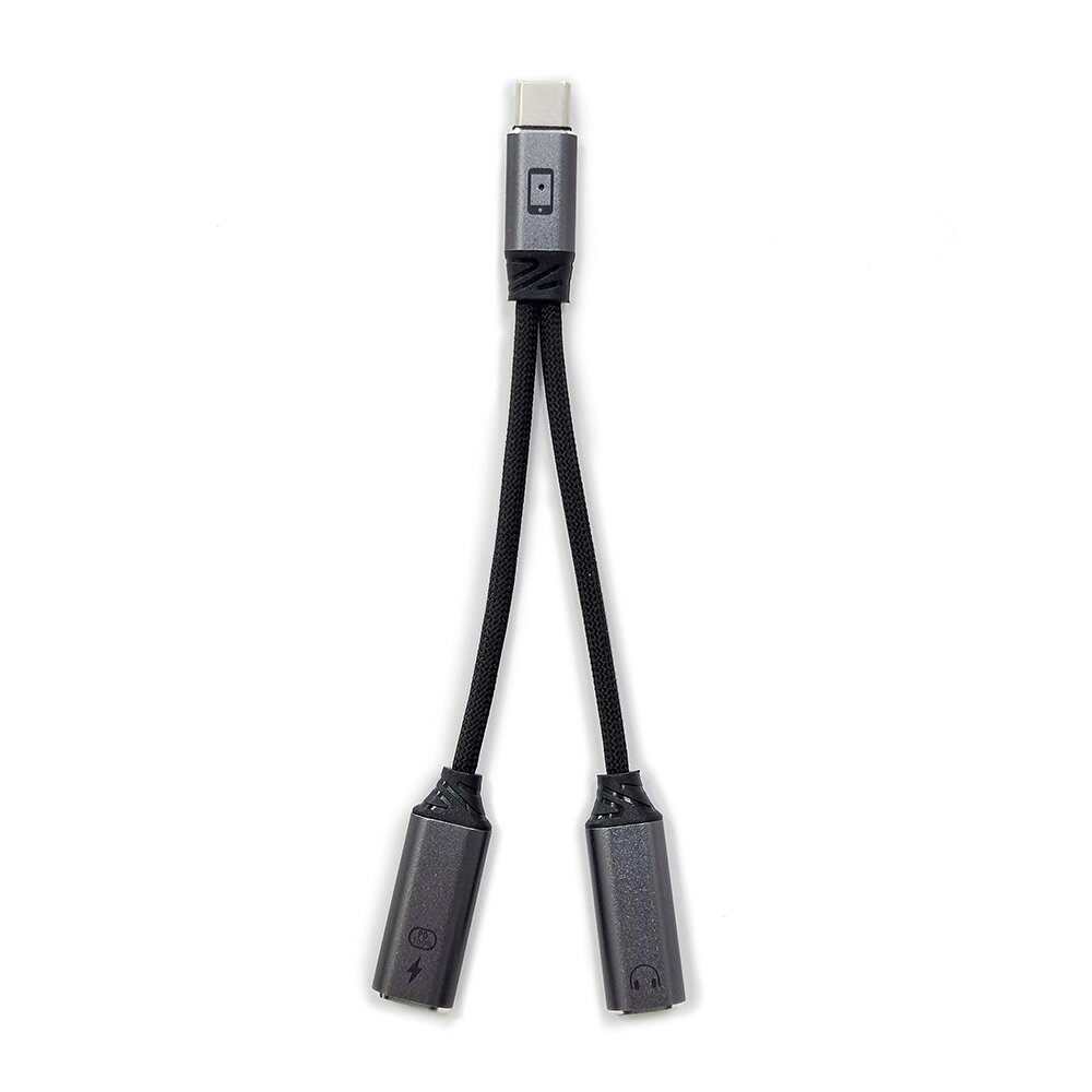 【商品概要】
◎いい音で聴く　オーディオアクセサリー
Sonollo-C（ソノロ・シー）は、USB Type-C端子を2つのType-C端子へ分岐する変換アダプターです。
本製品はオーディオ用と充電用のUSB Type-C端子を搭載しており、Type-Cイヤホンで音楽を聴きながらスマホを充電することができます。
最大100WのPD充電に対応しているため、音楽を楽しみながらスマホやタブレットを充電することが可能です。
また、高級感のあるアルミコネクタと、高耐久なナイロン素材のメッシュ加工を施したケーブルを採用しています。

◎Type-Cイヤホンと充電を同時に使える
二股に分岐したType-C端子を搭載し、音楽を楽しみつつ最大100Wで端末の充電にも対応。

◎最大100WのPD充電に対応
最大20V／5A（PD100W）の高出力充電に対応。

◎最大16bit／48kHz対応
オーディオ出力は最大16bit／48kHzに対応。

◎上質な素材と高耐久ケーブル
高級感のあるアルミコネクタと、高耐久なナイロン素材のメッシュ加工を施したケーブルを採用。

【商品スペック】
●コネクタ形状：
USB Type-C（オス）→ USB Type-C（メス）※オーディオ専用
USB Type-C（メス）※充電専用
●供給電力：最大20V／5A（PD100W）
●対応周波数：最大16bit／48kHz
●ケーブル長：約7cm（コネクタを除く）
●対応機種：USB Type-Cポートからの音声出力に対応したスマートフォンやタブレットなど
●その他：※本製品はデータ転送非対応です。