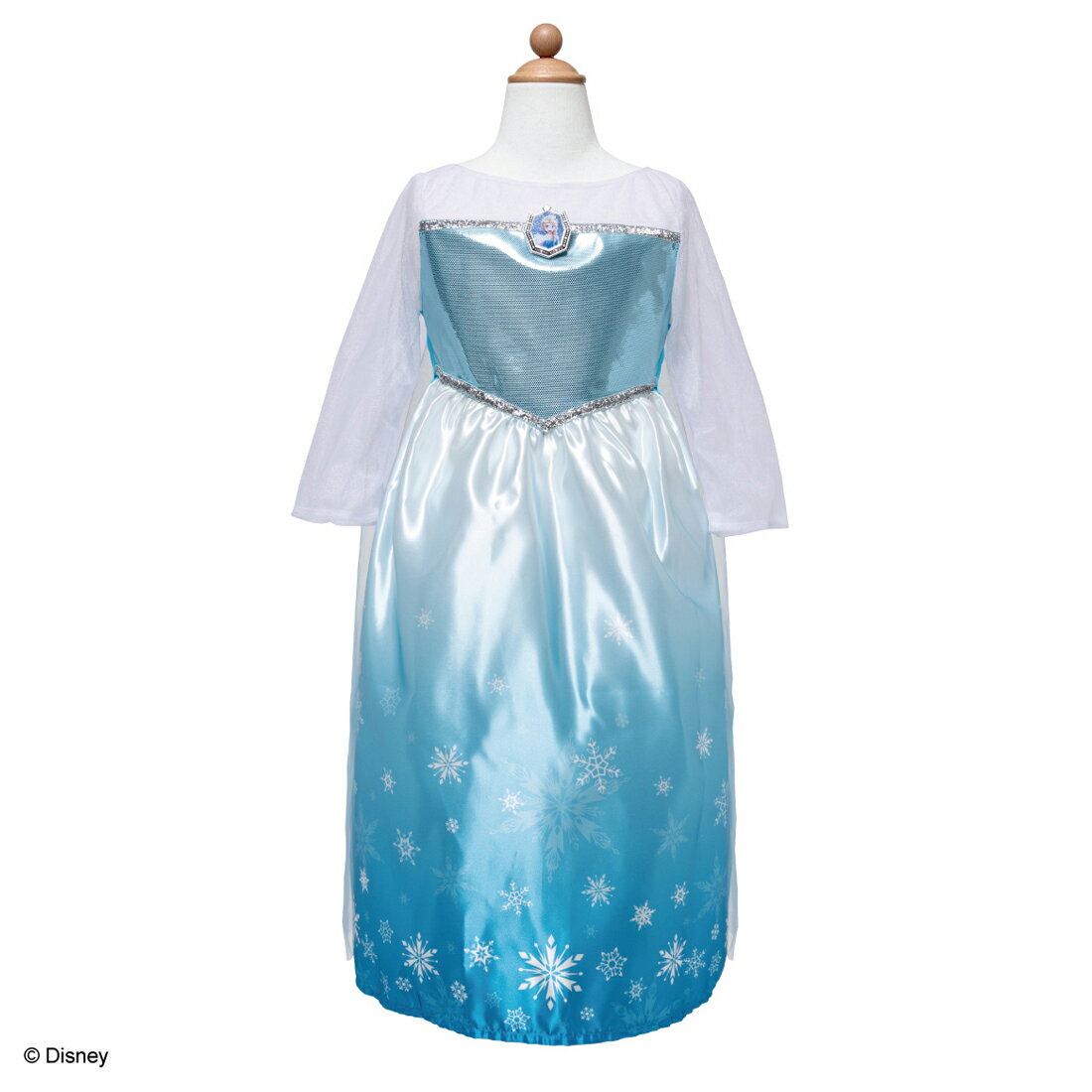 憧れのエルサになれちゃうファンタジーな公式ドレスです。キラキラなブローチで気分はプリンセス！エルサの魅力がぎゅっとつまったドレスです！・映画『アナと雪の女王』でエルサが着ているドレスをイメージ。・エルサのイラスト入りのキラキラしたブローチがポイントに！・胸元はキラキラ輝く生地、背中のマントがエレガント。・お誕生日やお友達とのパーティー、ハロウィン、特別なおでかけにもおすすめです。（対象サイズ：100〜110）※洗濯はできません【対象年齢】：3才〜