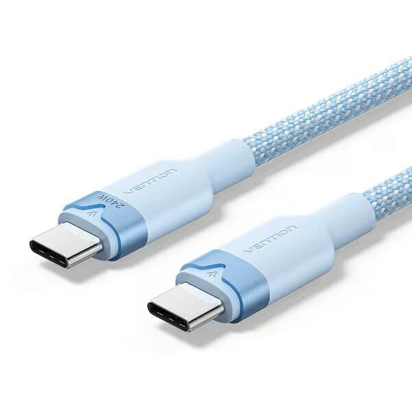 最大240W PD3.1 超急速充電 と 480Mbpsでスムーズなデータ転送 に対応したUSB-C 2.0ケーブル。

【USB Type-C to C ケーブル （USB2.0） 高耐久ナイロン】

・最大240Wまでの急速充電に対応
・進化したe-Markerチップ。急速充電中もデバイスを自動で保護
・屈曲試験10000回以上。摩耗に強くほつれにくい。
・抗酸化物質、耐腐食性。アルミニウム合金とPVCシェル。
・より速い充電とより安定した伝送を実現するために錫引き銅とアルミホイルのマルチストランドシールドを採用。

【商品詳細】
●ブランド：Vention
●商品名：USB 2.0 Type-C Cable
●モデル：TRI
●カラー：ブルー
●インターフェイス：USB-C
●電気メッキ：ニッケルメッキ
●コンダクター：錫引き銅
●シールド：アルミホイル
●ジャケット：PVC＋ナイロン編み
●シェル：アルミニウム合金
●データ伝送速度：480Mbps
●定格電流：最大5A
●定格出力：最大240W
●長さ：1m
●保証：1年
●パッケージ：カラーボックス