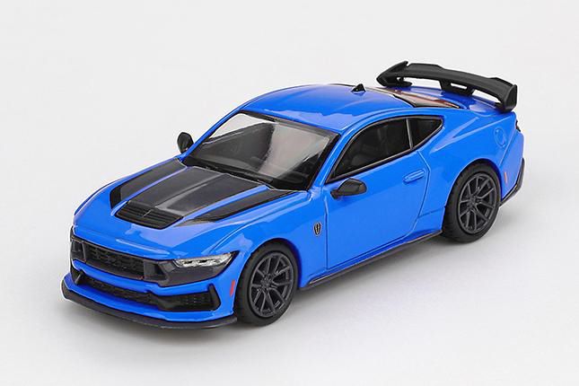 1/64スケールで新旧スポーツカーやレーシングカーを精密にモデル化しているMINI GTの新作として、フォードマスタング「ダークホース」が登場。
ダークホースは5リッターV8エンジンを搭載し、サーキット走行も難なくこなすハイパワーマシンで、マスタングの頂点に位置するモデルです。
バンパーやエアロパーツの独特なデザインなど、ワイド＆ローな外観も迫力たっぷりです。

パッケージサイズ: 約 W100 x D45 x H35 (mm) / ブリスタータイプ: 約 W140 x D195 x H50 (mm) 
素材:ダイキャスト

Prototype Sample-Approval Pending　版権元監修中、写真はサンプルのため実際の商品と異なる場合がございます。

末尾に「BL」が付く商品は、ブリスター仕様となっています。24個ご注文いただいた場合、通常品23個、チェイスカー1個のご納品とさせていただきます。

※ショート入荷により満数のご納品が出来ない場合はチェイスカーが入らない可能性がございます。
※本案内に記載のパッケージサイズや素材は予告なく変更される場合がございます。予めご了承ください。
※メーカー都合により大幅な発売延期や発売中止が発生する場合がございます。予めご了承ください。

・ホビー系商品についての諸注意
メーカー都合により発売の大幅な延期が発生する可能性がございます。
予約商品についてはメーカーから順次入荷次第の発送となります。メーカー公表の発売日とは異なる場合がございますのでご了承ください。【対象年齢】：