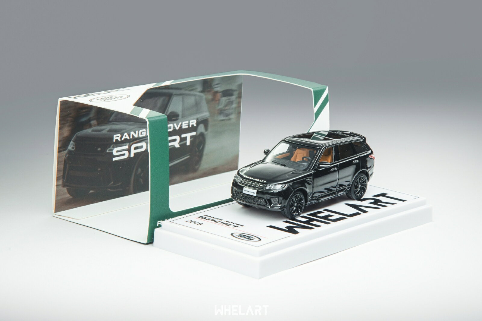 イギリスの高級SUV「レンジローバー スポーツ」が、精密な1/64スケールで登場です。
全身を精悍なブラックで包み、足元はブラックホイールで引き締めたスポーティな一台。
ダイキャスト製ならではの重厚感と、実車の風格をそのまま凝縮したクオリティが魅力です。
車名入りの専用ベース、背景カード、そしてクリアケースがセット。
届いてすぐに、デスクや棚へスタイリッシュにディスプレイしていただけます。
自分へのご褒美や、車好きな方へのギフトにも最適。
洗練された「王者の風格」を、ぜひお手元でお楽しみください。

■素材：ダイキャスト(亜鉛合金） / ABS /

※写真はプロトタイプです。実際の製品とは異なります。
※仕様は予告なく変更になる場合がございます。
※商品パッケージは梱包材のため、破損・汚れはサポート対象外となります。 商品パッケージの破損・汚れによる返品対応、交換対応はいたしかねます。
※メーカー都合により大幅な発売延期や発売中止が発生する場合がございます。予めご了承ください。

・ホビー系商品についての諸注意
メーカー都合により発売の大幅な延期が発生する可能性がございます。
予約商品についてはメーカーから順次入荷次第の発送となります。メーカー公表の発売日とは異なる場合がございますのでご了承ください。【対象年齢】：