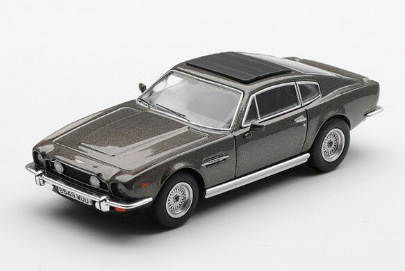 1/64スケールで新旧スポーツカーやレーシングカーを精密にモデル化しているMINI GTの新作として、待望の「ジェームズ・ボンド」シリーズ、【007】から新たにラインナップ！
007の15作目にあたる「リビング・デイライツ」に登場する「アストンマーチン V8 ヴァンテージ」もラインナップ。
ボンドがチェコスロバキアから脱出する際に使用され、雪道でのカーチェイスシーンは見応え満載です。
レーザーやミサイルを搭載し、最後はスキーへ変形し、そのまま雪上を滑走して脱出するシーンが見どころとなっています。
どちらも当時映画館に飾られていた、オフィシャルポスターがプリントされた、日本限定のパッケージデザインとなります。

パッケージサイズ: 約 W140 x D50 x H195 (mm) 
素材:ダイキャスト製

Prototype Sample-Approval Pending　版権元監修中、写真はサンプルのため実際の商品と異なる場合がございます。

※メーカー都合により大幅な発売延期や発売中止が発生する場合がございます。予めご了承ください。

・ホビー系商品についての諸注意
メーカー都合により発売の大幅な延期が発生する可能性がございます。
予約商品についてはメーカーから順次入荷次第の発送となります。メーカー公表の発売日とは異なる場合がございますのでご了承ください。【対象年齢】：