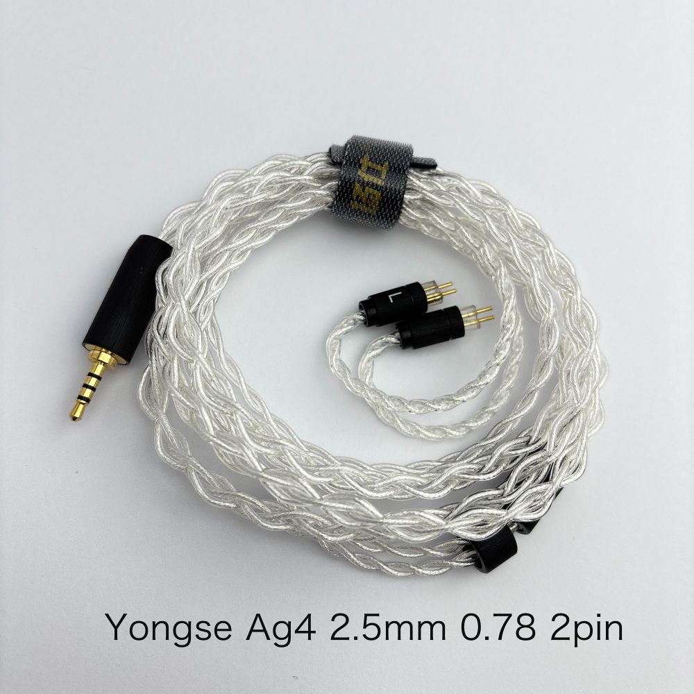 Ag4（エージーフォー）はYongseのブランドとしてはエントリークラスに位置付けられます。
5N純銀を使用したアップグレードケーブルでAg4とAg8ではコア数が違います。

◎Yongse （LIYANG BUCKS DIGITAL CABLES CO., LTD.）とは
2015年設立、中国・江南地域（リツ陽）に拠点を構えるケーブル専門メーカーです。
創業は2015年ですが、コアメンバーはケーブル業界において25年以上の経験を有しており、
設計・材料選定・量産管理に至るまで、豊富なノウハウを蓄積しています。

PC・スマートフォン向けデジタルケーブルに加え、
イヤホン／IEM用オーディオケーブルおよび各種精密コネクターの研究開発・製造を主力事業としています。
カスタマー要求仕様に応じたOEM／ODM開発を強みとし、導体構造設計、耐久性向上設計、
安定した信号伝送設計など、実使用を前提とした製品づくりを行っています。

強力な開発体制。専任R＆Dエンジニア：12名。品質管理担当：17名。第三者試験機関（TUV）との連携体制
単なる製造請負ではなく、設計段階からの技術提案型開発を行い、市場競争力のある製品仕様をご提案いたします。
国際安全基準への対応も進んでおり、当社製品は、UL（米国安全規格）対応、CE（EU適合規格）対応、
RoHS準拠など、国際的な安全・環境基準に適合しております。
北米・欧州市場での販売実績を有し、グローバル基準での品質・安全性を確保しています。

＜仕様＞
●素材：5N銀線
●組方：4コア 5＊3 ／ 0.07
●インターフェイス：0.78 2Pin
●プラグ：2.5mm
●プラグ素材：銅＋24K金メッキ 外装：艶消し航空機グレードアルミニウム。オリジナル・スプリッター採用
●ケーブル長：120cm±2cm