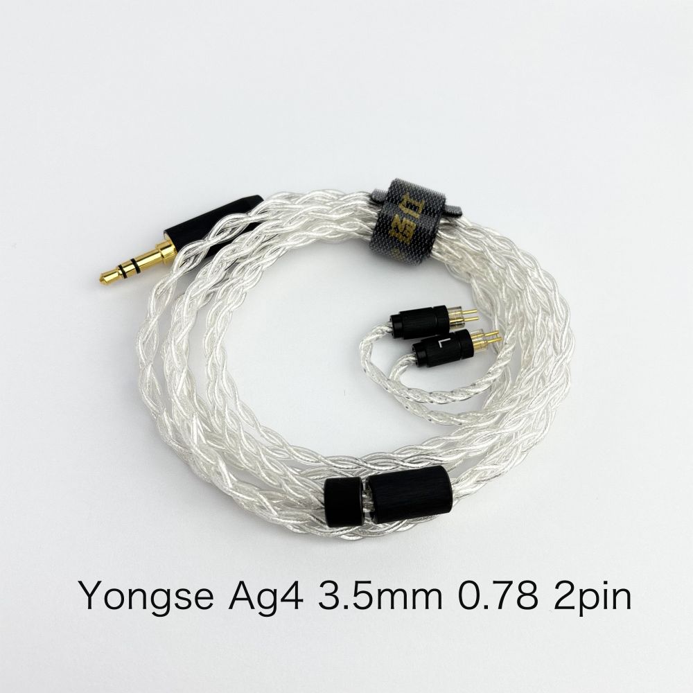Ag4（エージーフォー）はYongseのブランドとしてはエントリークラスに位置付けられます。
5N純銀を使用したアップグレードケーブルでAg4とAg8ではコア数が違います。

◎Yongse （LIYANG BUCKS DIGITAL CABLES CO., LTD.）とは
2015年設立、中国・江南地域（リツ陽）に拠点を構えるケーブル専門メーカーです。
創業は2015年ですが、コアメンバーはケーブル業界において25年以上の経験を有しており、
設計・材料選定・量産管理に至るまで、豊富なノウハウを蓄積しています。

PC・スマートフォン向けデジタルケーブルに加え、
イヤホン／IEM用オーディオケーブルおよび各種精密コネクターの研究開発・製造を主力事業としています。
カスタマー要求仕様に応じたOEM／ODM開発を強みとし、導体構造設計、耐久性向上設計、
安定した信号伝送設計など、実使用を前提とした製品づくりを行っています。

強力な開発体制。専任R＆Dエンジニア：12名。品質管理担当：17名。第三者試験機関（TUV）との連携体制
単なる製造請負ではなく、設計段階からの技術提案型開発を行い、市場競争力のある製品仕様をご提案いたします。
国際安全基準への対応も進んでおり、当社製品は、UL（米国安全規格）対応、CE（EU適合規格）対応、
RoHS準拠など、国際的な安全・環境基準に適合しております。
北米・欧州市場での販売実績を有し、グローバル基準での品質・安全性を確保しています。

＜仕様＞
●素材：5N銀線
●組方：4コア 5＊3 ／ 0.07
●インターフェイス：0.78 2Pin
●プラグ：3.5mm
●プラグ素材：銅＋24K金メッキ 外装：艶消し航空機グレードアルミニウム。オリジナル・スプリッター採用
●ケーブル長：120cm±2cm