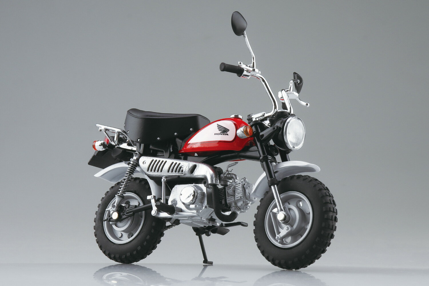小さなロングセラー” 完成品バイクシリーズに登場！

【商品説明】
1967年から発売が開始された、Honda モンキー。
その中から1992年より発売された12V仕様のモンキーが登場です。
シート形状や4.5Lタンク、サイドカバーなど、特徴的なシルエットを余すことなく再現しました。
フレーム・タンク・ホイールはダイキャスト製を採用し、重量感・質感ともにハイレベルな完成品モデルです。
是非お手元でお楽しみください。

【商品仕様】
・塗装済み完成品
・ステアリング・リヤサスペンション可動
・素材：本体/ダイキャスト・ABS・PS　タイヤ/TPR
・スケール：1/12
・サイズ：全長約115mm
・ディスプレイ台座付属
・アオシマオリジナル開発商品

※画像は試作品です。実際の商品とは異なる場合がございます。【対象年齢】：【商品サイズ (cm)】(幅）：11.5