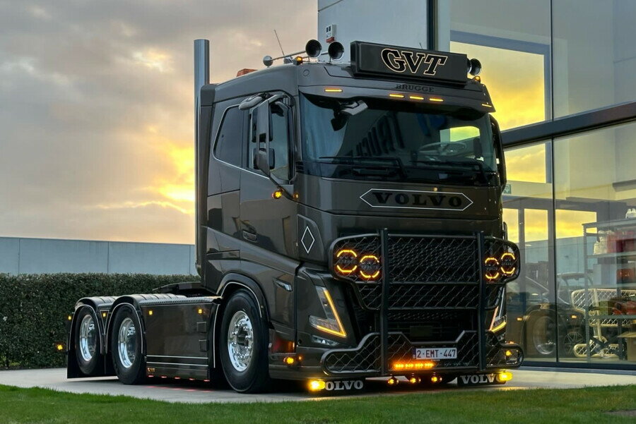 WSI Models 1/50 GVT Transport Brugge VOLVO FH5 SLEEPER CAB 6X2 TAG AXLE 【01-4698】 (ミニカー)