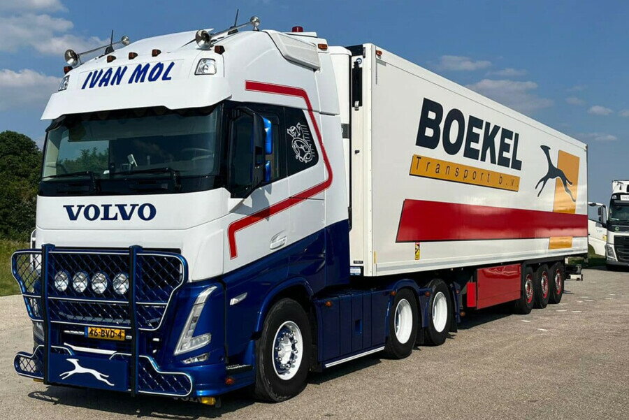 WSI Models 1/50 Ivan Mol Transport VOLVO FH5 GLOBETROTTER XL 6X2 TAG AXLE REEFER TRAILER - 3 AXLE 【01-4735】 (ミニカー)
