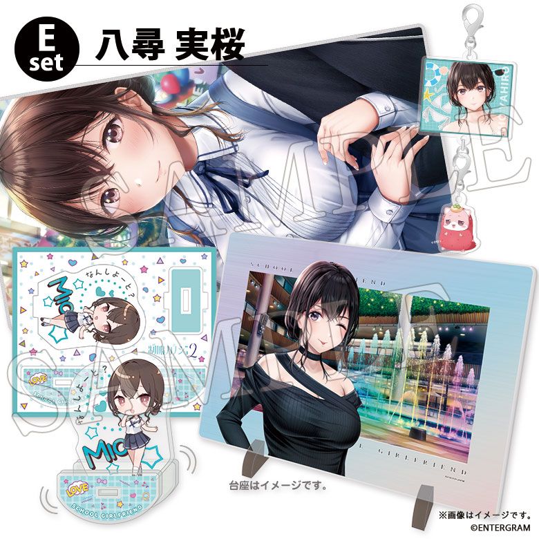 【E-1】サイズ：148×210mm程度(アクリル脚付き)
　　　　素材：アクリル
【E-2】サイズ：600×300mm　3mm厚
　　　　素材：ポリエステル、ゴム
【E-3】サイズ：120×100mm程度 3mm厚
　　　　素材：アクリル
【E-4】サイズ：50×50mm程度+30×30mm程度のアクリルチャーム2個連結
　　　　素材：アクリル、亜鉛合金

同梱物【E-1】制服カノジョ2　オーロラアクリルボード　八尋実桜
【E-2】制服カノジョ2 デスクマット 八尋実桜
【E-3】制服カノジョ2 ゆらゆらアクリルスタンド 八尋実桜
【E-4】制服カノジョ2　連結アクリルキーホルダー　八尋実桜

&copy;ENTERGRAM