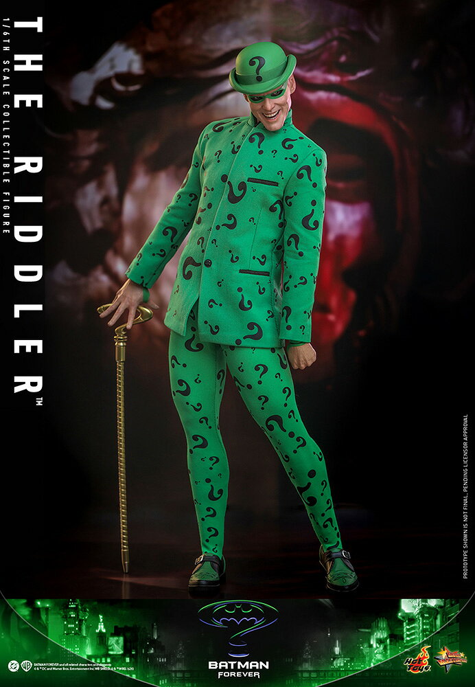 ホットトイズの「ムービー・マスターピース」シリーズに、ジョエル・シュマッカーが監督を務めた映画シリーズ第3弾『バットマン フォーエヴァー』がラインナップ！
ジム・キャリーが演じる、リドラーが登場だ！

エドワード・ニグマは、ウェイン・エンタープライズで働く優秀な科学者だ。
人間の脳を操る画期的な技術を開発するが、ブルース・ウェインにその危険性を指摘され、発明を却下されてしまう。
やがて狂気に染まったニグマは、緑色のスーツに身を包んだ怪人「リドラー」と化し、トゥーフェイスと手を組んでゴッサム・シティの人々から知識を吸い上げる。
一方で、バットマンを挑発するかのようになぞなぞを仕掛け、彼の正体を暴こうとするのだった。

『バットマン フォーエヴァー』に登場するリドラーを、全高約32cm、30箇所以上が可動するハイエンドな1/6スケールのフィギュアとして立体化。
新規開発となる、演じるジム・キャリーの肖像権をクリアしたヘッドは、眼球可動ギミックを搭載。
自由な視線変更によって、まるで生きているかのような存在感を醸し出すことが可能だ。
印象的な赤い髪は精密な造形で表現。
ヘッドパーツを差し替えることで、ボーラーハットを被った姿が再現できる。
ハットは着脱でき、手に持たせることが可能だ。
また、差し替え用のフェイスパーツによって、異なる表情を演出できるぞ。
全身に「？」マークがあしらわれたグリーンのコスチュームは、ボディスーツ、着脱可能なジャケット、靴など、質感やディテールにこだわり抜き、細部に至るまで精巧な仕上がりだ。
武器として、収納袋付きのバット爆弾が付属。
アクセサリーとして、杖、ニグマ・テック社の洗脳装置、宝石、筒型のルーペ、ハロウィンの仮面が付属する。
洗脳装置は、LEDライトアップ機能を搭載しているぞ。
豊富な差し替え用ハンドパーツを併せて使用すれば、さまざまなアクションシーンを演出可能だ。
台座は、映画のロゴマークがデザインされた特別仕様となっている。

変幻自在の表情やエキセントリックな動きで、ジム・キャリーが怪演したリドラー。
『バットマン フォーエヴァー』からの貴重な立体化が実現した本アイテムは、すべてのバットマンファンにお贈りしたい究極の逸品だ！

・付属品（武器）：収納袋付きバット爆弾（×1セット）
・付属品（アクセサリー）：差し替え用ヘッドパーツ、差し替え用フェイスパーツ、杖、洗脳装置（×1セット）、宝石、ルーペ、仮面、差し替え用ハンドパーツ（×9）、特製台座
・スペシャル機能：眼球可動ギミック、ライトアップ機能
・電池：ボタン電池使用

※画像は試作品のため実際の製品と異なる場合があります。
※簡単な組み立て作業を必要とする場合があります。

BATMAN FOREVER and all related characters and elements (C) & &trade; DC and Warner Bros. Entertainment Inc. WB SHIELD: (C) & &trade; WBEI. (s26)

・ホビー系商品についての諸注意
メーカー都合により発売の大幅な延期が発生する可能性がございます。
予約商品についてはメーカーから順次入荷次第の発送となります。メーカー公表の発売日とは異なる場合がございますのでご了承ください。【対象年齢】：15歳以上【商品サイズ (cm)】(高さ）：32