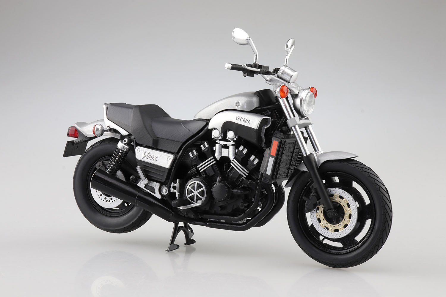 1/12 完成品バイク Yamaha Vmax ニューシルバーダスト (塗装済み完成品)