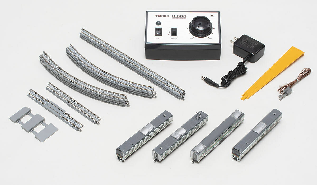 E233系上野東京ラインと、パワーユニットPU N-600とレールが入ったトータルセットで、すぐにお楽しみいただける鉄道模型入門に最適なセットです。
収納も考慮されたコンパクトパッケージとなっています。

特徴
●レール配置は従来のSDセットと同様のレールパターンA
●E233系基本4両をセット
●制御機器はPU N-600をセット

【車両】
●ダブルデッカー構造のグリーン車を含む1・5・7・10号車の4両セットで、増結セットと合わせて10両編成を再現可能
　※車両の仕様は＜98506＞E233系基本セットに準じる
●車体は2種類のシルバーで再現
●前面表示部は印刷済みパーツ装着済み
●クハE233形の運転台側はTNカプラー(SP)装備
●クハE232形の運転台側はダミーカプラー装備
●車番、JRマーク印刷済み
●側面グリーンガラスを再現
●フライホイール付動力採用
●新集電システム、黒色車輪採用
●M-13モーター採用

【制御機器】
●PU N-600(ダークグレー仕様) 採用

【レール】
●PCまくら木を再現
●ファイントラック採用
●レールパターンAの内容
●リレーラーレール付

製品内容
【車両】
●クハE233-3003
●モハE233-3403(モーター付)
●サロE233-3003
●クハE232-3003

【制御機器】
●パワーユニットPU-N600
●DCフィーダー

【レール】
●ストレートレールS140-PC(F)
●ストレートレールS280-PC(F)
●リレーラーレールS140-RE-PC(F)
●カーブレールC280-45-PC(F)

【レイアウト用品】
●リレーラー

【付属品】
●スタートアップガイド
●説明書
●ランナーパーツ：アンテナ、信号炎管
●ランナーパーツ：避雷器
●ランナーパーツ：スロープ・スペーサーパーツ
●ACアダプター

パッケージ形態
ウインド付紙箱

・ホビー系商品についての諸注意
メーカー都合により発売の大幅な延期が発生する可能性がございます。
予約商品についてはメーカーから順次入荷次第の発送となります。メーカー公表の発売日とは異なる場合がございますのでご了承ください。【対象年齢】：