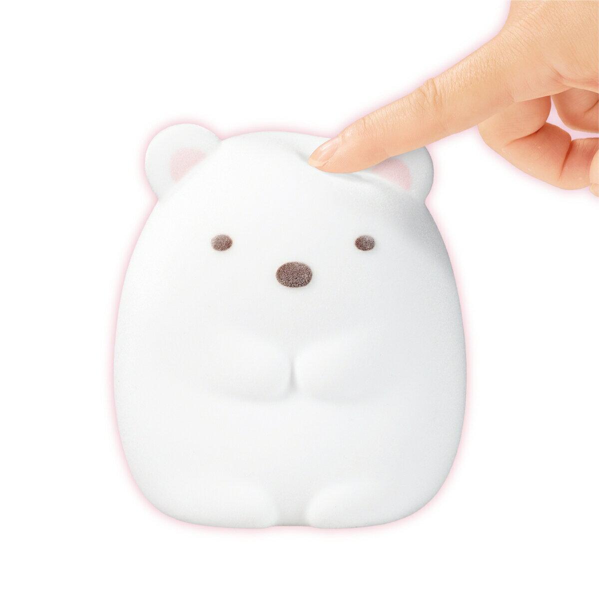 ぷにゅっとふれてコミュニケーション! 頭やおなかをやさしくぷにゅっ♪ふれかたでリアクションが変わる、フロッキーソフビトイ!PVC製のやわらかなソフビにフロッキー加工を施した、手触りの良い新感触トイです。頭と両脇にセンサーがあり、押し込むことで反応します。長く触れたり短く触れたり、触れ方によって反応が変化します。たくさん触れ合ってカワイイすみっコの気持ちを引き出しましょう!※すみっコはしゃべらないため、感情やアクションを表現するSEを収録しています。【セット商品】【対象年齢】：3才〜