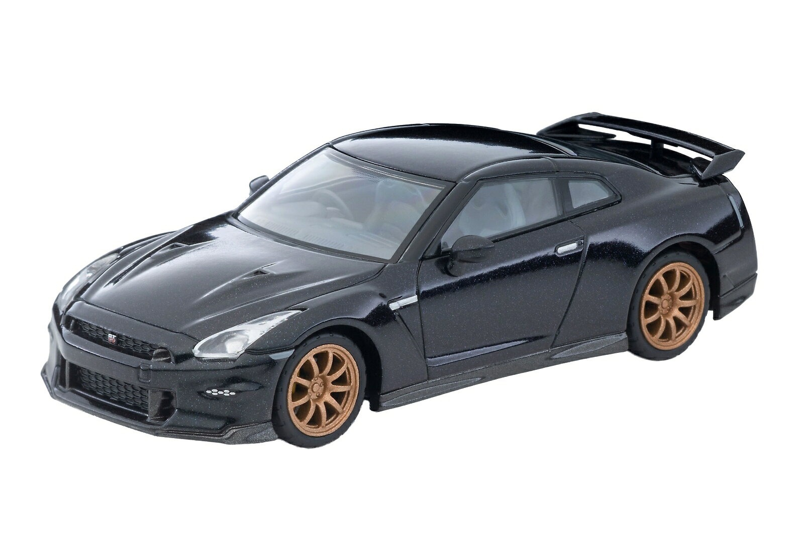 2007年に発表されたNISSAN GT-Rは時代とともに進化を遂げ、2024 modelにたどり着きました。
2024 modelではダウンフォースを増加させる新デザインの前後バンパーやウイング類を採用。
続く2025 modelは、2024 modelの特徴を受け継ぎながら新しい内装色が追加されました。
そして2025年8月26日、日産自動車栃木工場にて最終生産車のラインオフ式が行われ、18年間で約48,000台が生産された高性能スポーツカーの象徴、GT-Rの輝かしい歴史に一度幕を下ろしました。

TLV-NEOではNISSAN GT-Rの各年式を製品化してきましたが、今回は2025 modelの最終生産車を再現。
グレードはPremium edition T-spec、ボディーカラーは見る角度によってその表情が変化するミッドナイトパープル、内装色はブルーヘブンインテリアと呼ばれる透き通った水色の本革シートの組み合わせで、コレクションの一台に加えていただきたい製品となっております。

製品仕様
・1/64 ミニカー

・ホビー系商品についての諸注意
メーカー都合により発売の大幅な延期が発生する可能性がございます。
予約商品についてはメーカーから順次入荷次第の発送となります。メーカー公表の発売日とは異なる場合がございますのでご了承ください。【対象年齢】：15歳以上