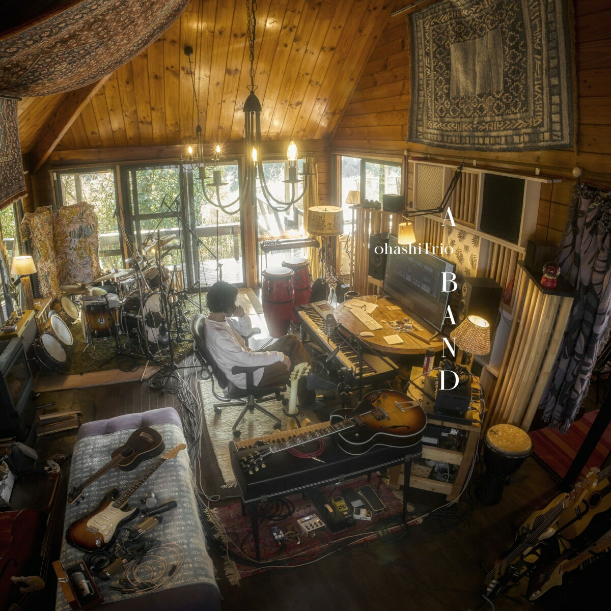 2013年「plugged」以来の“ロック”をテーマに据えた17thフルアルバム。

17枚目となる今作は、2013年「plugged」以来の“ロック”をテーマに据えたオリジナルフルアルバム。
10年以上の時を経て再解釈された本作ではエレクトリックギターとピアノを中心に、よりソリッドなロック像を提示している。 
無駄を削ぎ落としたアレンジでありながら、確かな奥行きと深みを湛えた、スタイリッシュで美しい バンドサウンドとなっている。
ロックの中にBossa Nova、Funkなど様々な要素が絶妙に練り込まれ、大橋トリオらしい旨味が凝縮されたアルバム。
12月に先行して配信リリースされた「水中のメトロ」をはじめ、 気鋭バンド・スーパー登山部のボーカルHinaを迎えた「スタンダード feat. Hina (スーパー登山部）」や、15年以上の歳月を経て新たに録り直された大橋トリオの代表曲「HONEY (2026)」を含む全9曲を収録。
原点回帰と進化を同時に体現する一枚となっている。

映像付き商品には、2025年1月にNHKホールにて開催された 
「ohashiTrio & THE PRETAPORTERS 2025 〜new year party〜」のライブ映像を収録。初回生産限定盤は、「A BAND」オリジナルTシャツ付き。