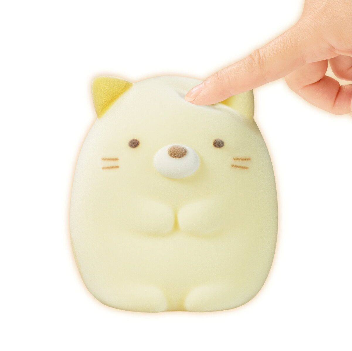ぷにゅっとふれてコミュニケーション! 頭やおなかをやさしくぷにゅっ♪ふれかたでリアクションが変わる、フロッキーソフビトイ!PVC製のやわらかなソフビにフロッキー加工を施した、手触りの良い新感触トイです。頭と両脇にセンサーがあり、押し込むことで反応します。長く触れたり短く触れたり、触れ方によって反応が変化します。たくさん触れ合ってカワイイすみっコの気持ちを引き出しましょう!※すみっコはしゃべらないため、感情やアクションを表現するSEを収録しています。【セット商品】【対象年齢】：3才〜