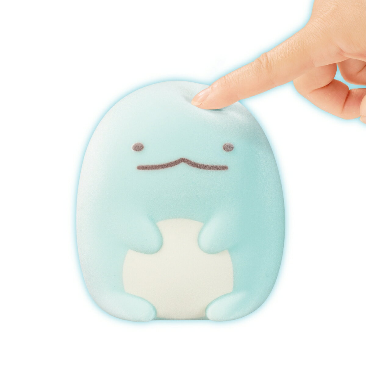 ぷにゅっとふれてコミュニケーション! 頭やおなかをやさしくぷにゅっ♪ふれかたでリアクションが変わる、フロッキーソフビトイ!PVC製のやわらかなソフビにフロッキー加工を施した、手触りの良い新感触トイです。頭と両脇にセンサーがあり、押し込むことで反応します。長く触れたり短く触れたり、触れ方によって反応が変化します。たくさん触れ合ってカワイイすみっコの気持ちを引き出しましょう!※すみっコはしゃべらないため、感情やアクションを表現するSEを収録しています。【セット商品】【対象年齢】：3才〜