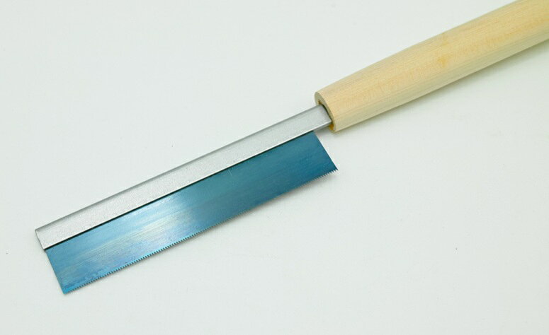 刃厚0.1mmの長刃が登場！
アサリが無いので切断面がキレイに仕上がり、刃厚と同じ幅で切れます。

商品仕様
全長：245mm（刃長100mm×幅20mm）
ピッチ：0.8mm
刃厚：0.1mm

材質
刃部：特殊刃物鋼SK-5
ハンドル部：アッシュ材

・ホビー系商品についての諸注意
メーカー都合により発売の大幅な延期が発生する可能性がございます。
予約商品についてはメーカーから順次入荷次第の発送となります。メーカー公表の発売日とは異なる場合がございますのでご了承ください。【対象年齢】：