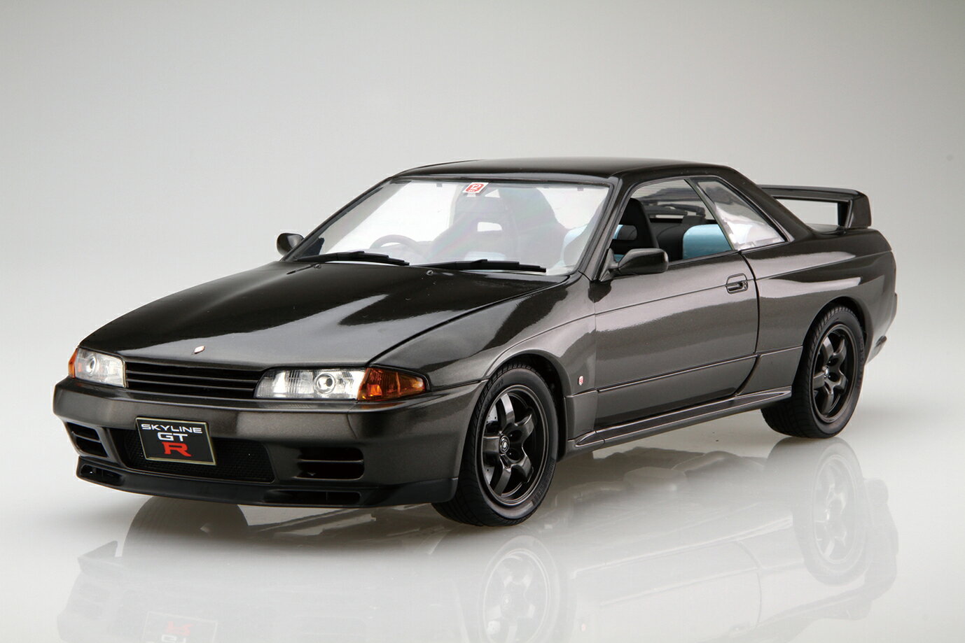 1/12ビッグスケール！
R32スカイラインに「専用金型によるドライバーパーツ」が付属した特別仕様で登場！
AXESシリーズは1/12スケールのカーモデルシリーズです。
パーツは強度のあるABS樹脂で構成され(一部除く)、組み立ては接着方式に比べ強度あるのボルトオン、スナップフィット式です。
ビックスケールの魅力を活かしドアとボンネットは開閉可能で、各部の開閉方式やヒンジなど実車をイメージした機構で再現。
付属する専用デカールやシール(計器類・シート部分・ナンバープレートなど)を用いて、より実感的に再現させることができます。

【基本仕様】
製品は1/12スケールで、GT-Rグレードが復活した8代目スカイラインをモチーフにしています。
パーツは着色済みのABS樹脂製で主に構成され(一部除く)、塗装不要で組み立てられます。
組み立ては接着方式に比べ強度あるのボルトオン、スナップフィット式です。

【付属パーツ】
ボディは左右ドア面をのぞき、フロント/リア/屋根面/サイドパネルまで一体成形とした形状。実物車両をイメージさせるガンメタ調の成形色です。
ホイールはガンメタ調のメッキを施しており、車体への取り付けはネジ止め式です。
センターキャップは別パーツで再現され、エンブレムはシールで再現しています。

【付属シール】
シールにはナンバープレート、計器類、シート部ロゴなどを収録。
ヘッドライト内側を再現するメッキシールが付属。
窓枠再現用のシールが付属。
フロント、サイド、リアのエンブレムは立体感あるメタルシールで再現。より実感的な表現が可能です。

【専用金型によるドライバーフィギア】
専用金型による男性ドライバーパーツが付属。
運転中の着座状態を再現できます。
パーツは頭部(2種)、胴体、手足(左右)、顔と胴体用ジョイントパーツで構成され、塗装接着式の仕様となります。
ドライバーパーツはPS素材、ヘルメットのシールド部はGP素材です。

頭部はヘルメット有り無しの2種類から選択可能。ヘルメットはフルフェイスタイプを再現。
ヘルメットのシールド部はクリア成形で、任意の角度で開閉状態の再現が可能。
内部には男性ドライバーの顔を精密な彫刻で再現。
頭部と胴体用のジョイントパーツはボールジョイント式を採用。
頭部を任意の角度で調整可能。
ジョイントパーツの直径は3mmタイプを採用。
長い/短いの2種から選択可能。
ジョイントパーツ(長)は市販の1/12スケールの頭部パーツへ置き換え可能。
腕・手パーツは表裏面の2ピース構造で嵌め合わせ式。肩を軸に可動可能。
脚・足は表裏面の2ピース構造で嵌め合わせ式。非可動タイプです。
レーシングスーツは上下がつながったワンピースタイプを再現。
スーツはお好みのカラーで塗装可能。
衣服の皺や手袋、シューズなど細かな部分を再現。

完成時サイズ(ドライバー)：(約)91×67×45 mm
成形色：全2色(グレー、クリアー)
※ドライバーパーツは車両本体にあわせて1/12スケールより小さくサイズアレンジをしています。

【製品仕様】
付属内容：　ランナー×15、タイヤ×4、シール×5、金属部品(ネジ、ヒンジなど)、組立説明書x1
成形色：全6色(ブラック、ガンメタ、クリア、クリアーオレンジ、クリアーレッド、メッキ)

※モニターや画像解像度の問題により、色の見え方が実際の商品と異なることが御座いますので、予めご了承ください。商品は新品・未開封です。

・ホビー系商品についての諸注意
メーカー都合により発売の大幅な延期が発生する可能性がございます。
予約商品についてはメーカーから順次入荷次第の発送となります。メーカー公表の発売日とは異なる場合がございますのでご了承ください。【対象年齢】：