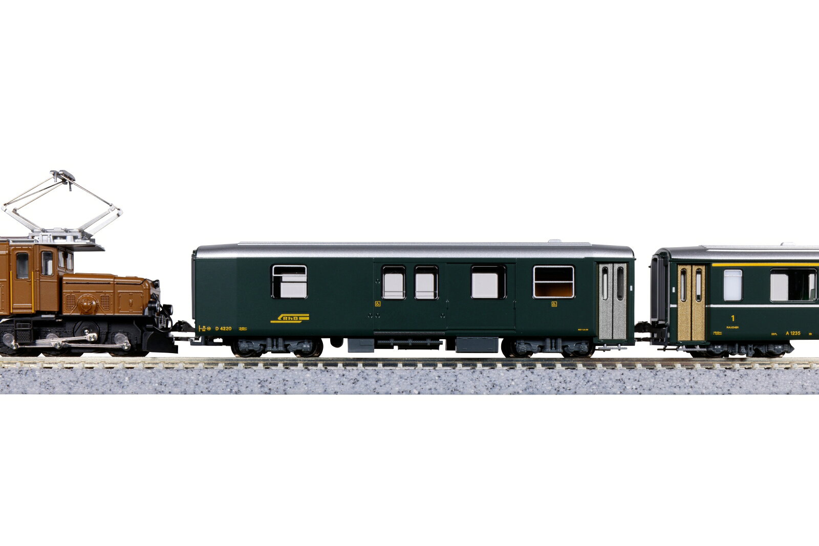 ●レーティッシュ鉄道ラインナップに、1980年代中頃まで見られた緑色の客車・荷物車のラインナップが単品で登場です。

EW 1は1960年代に登場したレーティッシュ鉄道の客車で、一時期は同鉄道における最大両数を誇りました。
現在も塗色変更や更新工事を経て、少数が観光用などで活躍を続けるポピュラーな車両です。
登場から1980年代頃までは緑色の塗装で活躍していました。

荷物車は1980年に製造されたグループで、EW 2系の車体構造を備えています。
登場時は客車と同様、緑色の塗装でした。

◆過渡期には赤い客車との混成も見られ、様々な牽引機や客車、貨車と共に活躍しました。
牽引機には3103-1 Ge6/6-1＜レーティッシュ・クロコダイル＞や、同時発売予定の3102-5 アルプスの機関車Ge4/4-2 ＜復刻塗装(緑)＞などがおすすめです。

製品特徴
・レーティッシュ鉄道 荷物車 D4226(緑)・パンタグラフ設置や一部窓閉塞が行われる前の緑色に塗装されていた初期の外観を再現・客扉の色は銀色で表現
・氷河特急用ショートカプラー標準装備。交換用アーノルドカプラーとアーノルドカプラー用の貫通ホロ付属

製品内容・編成図
D4226

活躍地域
・海外

会社
・海外

・ホビー系商品についての諸注意
メーカー都合により発売の大幅な延期が発生する可能性がございます。
予約商品についてはメーカーから順次入荷次第の発送となります。メーカー公表の発売日とは異なる場合がございますのでご了承ください。【対象年齢】：8歳以上