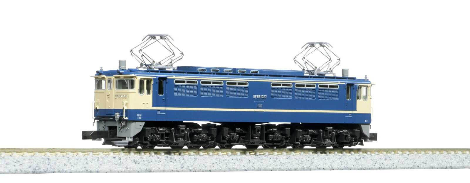 EF65 1000番台は当初より重連総括制御と寒冷地での運用が考慮された、平地向けの汎用直流電気機関車です。
旅客列車、貨物列車いずれも牽引が可能で、普通列車からブルートレイン、一般貨物から高速貨物まで幅広い活躍を見せました。

全国で広く活躍した機関車で、同時期に活躍した様々な客車や貨車と組み合わせてお楽しみいただけます。
同時発売予定の5281/5283/5284 オハ14/スハフ14/オハフ15 国鉄仕様 と組み合わせて往年の急行列車の再現にもオススメです。

今回製品より、動力をスロットレスモーターに変更いたします。
それに伴い品番、上代、JANコードが変更になります。その他の仕様については従来製品から変更はありません。

活躍地域
・関東 中部 関西 中国 四国

会社
・国鉄 JR

製品特徴
・新製時〜昭和62年(1987)頃までの1023〜1039号機を製品化
・内バメ式テールライト、前面通風口あり、貫通扉下部のステップ幅が狭い形態を再現
・屋根は扇風機カバーなし、ランボードの高さが低い外観を再現。屋根色は青色、信号炎管はグレー、ホイッスルカバーは青
・前面窓の縦桟及びワイパーは銀色、各所のHゴムはグレーで表現
・スカートはKE59ジャンパ栓ありの形態を再現
・青15号とクリーム1号で構成された車体色を美しく再現
・前面手スリ、解放テコ(黒色)を別パーツで再現。いずれも取付済
・ヘッドライト点灯(電球色LED採用)
・スロットレスモーター採用でスムースかつ静粛な走行が可能
・アーノルドカプラー標準装備、交換用ナックルカプラー付属
・選択式メーカーズプレート:「川崎重工+富士電機」「東洋電機+汽車会社」
・選択式ナンバープレート:「1027」「1030」「1033」「1039」
・クイックヘッドマーク対応。「あけぼの」「つばさ」のクイックヘッドマークが付属

製品仕様
・スケール：1/150 9mm(Nゲージ)
・商品形態：塗装済完成品
・車体の材質：プラスティック
・モーター：スロットレスモーター搭載
・ライト：ヘッドライト点灯
・付属品：選択式ナンバープレート、選択式メーカーズプレート、交換用ナックルカプラー、クイックヘッドマーク(「あけぼの」、「つばさ」)

・ホビー系商品についての諸注意
メーカー都合により発売の大幅な延期が発生する可能性がございます。
予約商品についてはメーカーから順次入荷次第の発送となります。メーカー公表の発売日とは異なる場合がございますのでご了承ください。【対象年齢】：8歳以上