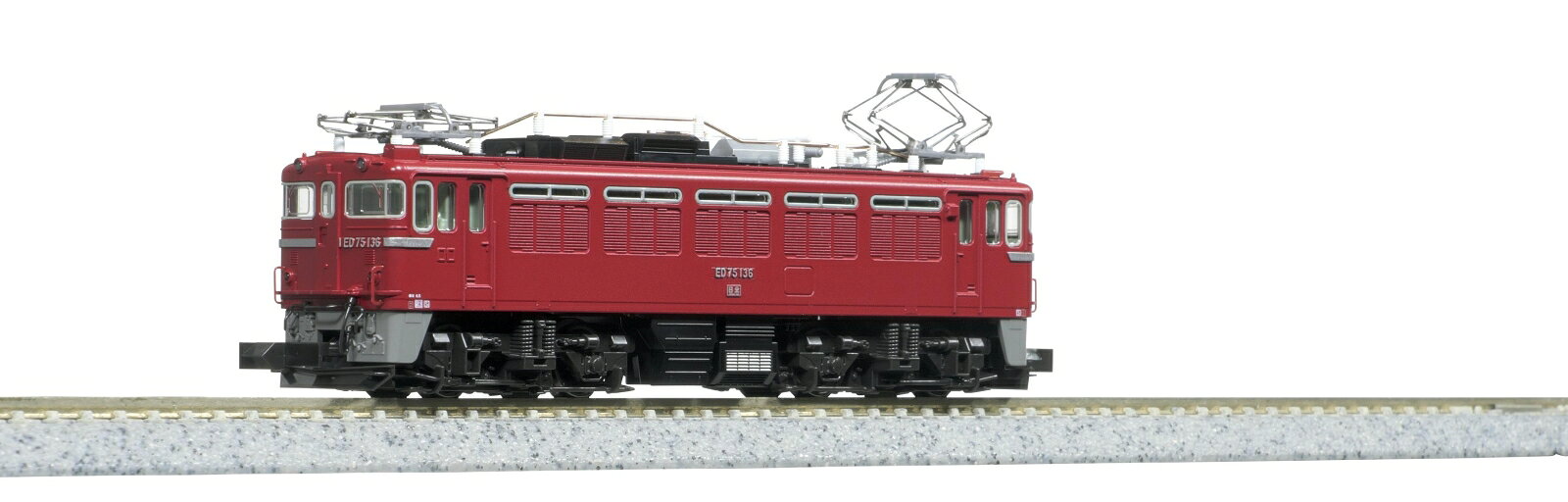 ED75は昭和38年(1963)に常磐線が平駅(現・いわき駅)まで交流電化されるのに伴い、ED71の後継機として汎用性を重視して設計された交流専用の汎用形機関車で、うち0番台は東北本線・常磐線用として160両が製造されたグループです。
東北本線(黒磯以北)・常磐線の平から青森までの運用を担い、貨物列車から一般客車、ブルートレイン牽引まで様々なシーンで活躍しました。

国鉄時代の東北地域の客車・貨物列車に最適な牽引機です。
同時発売予定の5281/5283/5284 オハ14/スハフ14/オハフ15 国鉄仕様 と組み合わせて往年の急行列車の再現にもオススメです。

今回製品より、動力をスロットレスモーターに変更いたします。
それに伴い品番、上代、JANコードが変更になります。
その他の仕様については従来製品から変更はありません。

活躍地域
・東北

会社
・国鉄

製品特徴
・昭和43年(1968)に製造された車両を製品化。ブルートレイン牽引も担った青森機関区・盛岡機関区時代の、昭和53年(1978)頃の形態を再現
・幅広の前面ステップに、内バメ式テールライト、前面通風口、切り抜き文字ナンバーを再現
・前面ガラスはデフロスタありで表現
・1000番台とは異なる装備のスカートを再現
・国鉄形交流機標準の赤2号のボディを美しく表現
・前面の手スリはボディと同色の赤2号、解放テコは黒色、各部Hゴムはグレーで表現
・スロットレスモーター採用でスムースかつ静粛な走行が可能
・アーノルドカプラー標準装備、交換用ナックルカプラー付属
・選択式メーカーズプレート：「日立」「東芝」「三菱」
・選択式ナンバープレート：「136」「142」「147」「157」
・クイックヘッドマーク対応。「ゆうづる」「あけぼの」ヘッドマークを付属

製品仕様
・スケール：1/150 9mm(Nゲージ)
・商品形態：塗装済完成品
・車体の材質：プラスティック
・モーター：スロットレスモーター搭載
・ライト：ヘッドライト点灯
・付属品：選択式ナンバープレート、選択式メーカーズプレート、交換王ナックルカプラー、ジャンパ栓、クイックヘッドマーク(「ゆうづる」、「あけぼの」)

・ホビー系商品についての諸注意
メーカー都合により発売の大幅な延期が発生する可能性がございます。
予約商品についてはメーカーから順次入荷次第の発送となります。メーカー公表の発売日とは異なる場合がございますのでご了承ください。【対象年齢】：8歳以上