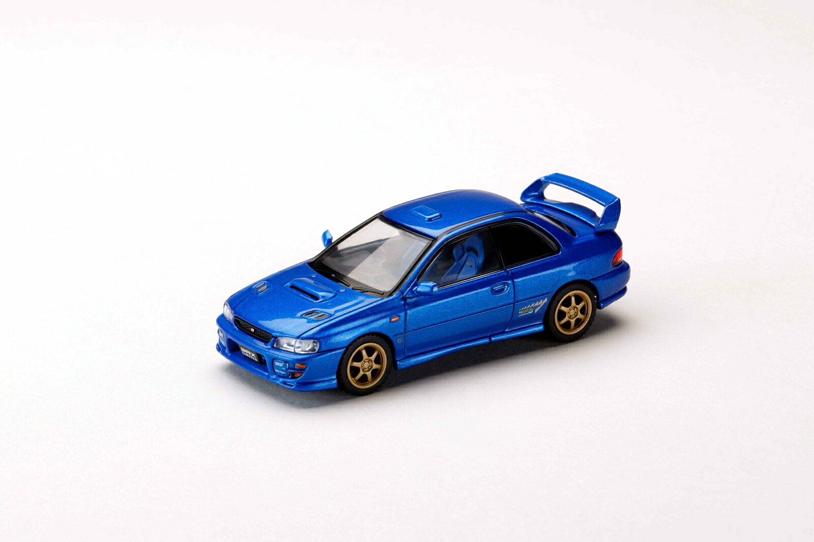 ホビージャパンのダイキャストカーブランド HJ64より新製品のご紹介です。
1999年式インプレッサの中でも特別な存在である WRX type R STi Version 6 Limited を、1/64スケールで再現したコレクションモデルです。
実車個体の高精度3Dスキャニングに基づきに再現した1/64スケールモデルです。
限定仕様の象徴である SONIC BLUE MICA は、ブルーとメタリック粒子の輝きを1/64スケールで美しく表現。
ヘッドライト・テールランプはクリアパーツを使用し、内部造形まで丁寧に再現。
室内もシートの着色・ステアリング・ダッシュボードの立体感を確保し、コレクター向けの高い鑑賞性を備えています。

■素材：ダイキャスト(亜鉛合金） / ABS /

※写真はプロトタイプです。実際の製品とは異なります。 
※仕様は予告なく変更になる場合がございます。　※ライセンス申請中。 
※メーカー都合により大幅な発売延期や発売中止が発生する場合がございます。予めご了承ください。

・ホビー系商品についての諸注意
メーカー都合により発売の大幅な延期が発生する可能性がございます。
予約商品についてはメーカーから順次入荷次第の発送となります。メーカー公表の発売日とは異なる場合がございますのでご了承ください。【対象年齢】：