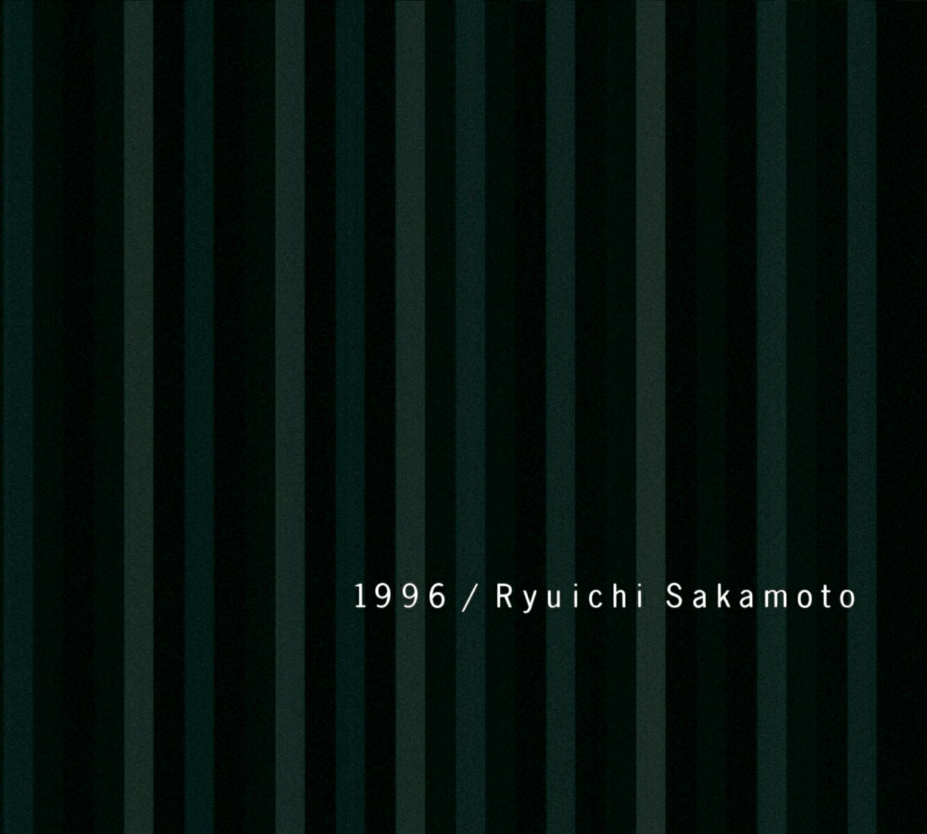 サカモト不朽の名盤、30周年リマスター限定盤。

1996年にリリースされた、ピアノ・チェロ・ヴァイオリンによるトリオ・セッションの超名盤「1996」。
本作は発売30年を記念し、2026年にRobin Schmidt氏(24-96 Mastering)の手によりリマスタリングされました。
また、2011年USA盤リマスター時に、坂本龍一の意向により16曲目（アルバム・ラスト曲)が“Self Portrait”に変更されています。Bluespeccd2仕様。