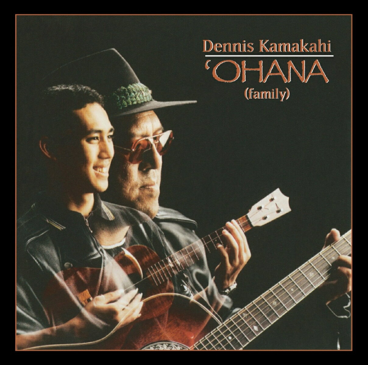 オナハ=家族の繋がりを大事にするハワイ。ハワイアン・スラック・キー・ギターもオハナに深く根ざしています。
主要なスラック・キー・ギタリストのほとんどは、最初の演奏の機会を両親や祖父母、叔母、叔父、従兄弟、兄弟などから
授けられています。デニスも「スラック・キー・ギターはオハナの影響で自然に身についたよ」と述べています。
本作は息子のデイヴィッドとのデュエットを始め、オハナから受け継いで来たハワイアンの古典作品や、リリウオカラ
ニ女王の作品、そして10曲目のオハナをテーマにしたオリジナル曲など、ハワイの心を伝える素晴らしい楽曲で構成されています。
アルバムタイトルの「オナハ」には、デニスがこのアルバムに世代を超えた伝承を託したいという気持ちを込めています。
「父から子へ、またその子へ、さらにまたその子へ。個々の人間に対し、音楽に対してのアロハの精神が引き継がれて
行くことが大切なんだ」（デニス）。なお7曲目は息子デイヴィッドのウクレレも美しい、映画「八十日間世界一周」の主題歌です。

＜収録内容＞
01. ウリリ・エ
02. アロハ・コオラウ
03. ノ・ケ・アハ
04. ヘ・アイ・ノ・カラニ
05. エ・ププカニオエ
06. カ・オパエ
07. アラウンド・ザ・ワールド
08. モアナルア
09. ヘエイア
10. オハナ・スラック・キー
11. プア・ホネ
12. カ・ハヌ・オ・カ・ハナケオキ
13. イケ・ラ・ラダナ(女王の祝祭) (ヴォーカル)
14. イケ・ラ・ラダナ(女王の祝祭) (インストゥルメンタル) (全13曲14ヴァージョン収録、3、7、10、14曲目はインストゥルメンタル曲)

■デニス・カマカヒ プロフィール
1953年ホノルル生まれ。3歳の時に母の古いマーティン製のウクレレを手に取った。
その後祖父のデイヴィッド・ナオオ・カマカヒと父のケネス・カマカヒからギターを教わる。
11歳から13歳のころには一日8時間スラック・キー・ギターを弾く様になる。
ギターを弾く中で、ハワイを代表するギタリスト、ギャビー・パヒヌイ、サニー・チリングワース、レオナード・クワン、
レイ・カーネ、アッタ・アイザクスなどから強い影響を受ける。またロックからも大きな影響を受け、高校時代に“ナ・パニオロ”というバンドを結成した。1972年にはハワイを代表するバンド、“ザ・サンズ・オブ・ハワイ”のバンドリーダーであるエディ・カマエに
出会い、1973年にメンバーとして同バンドに加わり、多くの曲を作曲し、1995年まで在籍した。
1996年に10年ぶりのレコーディング作となる本「プアエア〜そよかぜのギター、優しき歌声〜」をリリース。またこのアルバムは
初めての全曲ソロのスラック・キー・ギターによるアルバムでもある。1999年には息子のデイヴィッドのウクレレを交えてのアルバ
ム「オハナ〜素晴しきファミリー・デュエット〜」をリリースし、話題となる。
その後ジョージ・ウィンストンプロデュースによるアルバム「Hui Aloha」に参加。2003年には自身のプロダクションを設立。
2011年には最後のアルバムとなる「Waimaka Helei」をステファン・イングリスと共作でリリース。2014年4月28日に亡くなる。
生前500曲以上の作曲を行い、多くの曲はハワイアンのスタンダード曲として今も演奏されている。
また3回のグラミー賞を獲得しており、2012年にはハワイのミュージシャンとして初めてスミソニアン博物館にギターが収蔵された。
その経歴はまさにハワイを代表するギタリスト、ボーカリスト、作曲家として正真正銘のレジェンドと言える。