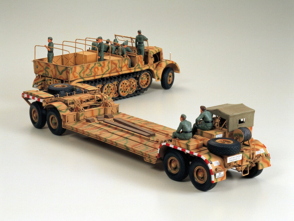 【もう一つの戦い、戦車牽引任務】
第二次大戦中、行動不能となった戦車を前線から回収、再戦力化する任務に大きな役割を演じたドイツ軍の18トン重ハーフトラックとその後部に接続される戦車運搬トレーラー116型のプラスチックモデル組み立てキットです。
18トン重ハーフトラックは重量感あふれるスタイルを高い実感でモデル化しました。
連結式のキャタピラなど複雑な足まわりも立体感あふれる仕上がりです。
トレーラーは前後の台車とプラットフォームなどメカニカルな構造を精密に再現。
タイヤは全て中空ゴム製で、トレーラーの車輪全てとハーフトラック前輪はステアリングできます。
金属パーツも使用して精密感に強度をプラス、乗員や戦車兵の人形12体もセットしました。

【スペック】
完成時の全長640mm、全幅86mm

・ホビー系商品についての諸注意
メーカー都合により発売の大幅な延期が発生する可能性がございます。
予約商品についてはメーカーから順次入荷次第の発送となります。メーカー公表の発売日とは異なる場合がございますのでご了承ください。【対象年齢】：【商品サイズ (cm)】(幅×奥行）：64×8.6