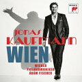 ウィーン・フィルと共演！カウフマンが音楽の都に捧げた永遠の歌唱。
世界のオペラ界が出演を熱望するヨナス・カウフマンのニューアルバムは、1870年から1950年にかけて作曲された、オペレッタの名アリア、 そしてウィーンのポピュラー・ソングをたっぷり収録。
この時期のウィーンでは、「こうもり」「ヴェネツィアの夜」「メリー・ウィドウ」などの オペレッタが続々と生み出され、その中のアリアや二重唱は瞬く間にヒット・ナンバーとして愛唱されるようになり、ウィーンをテーマにしたポ ピュラー・ソングが一世を風靡したのでした。
カウフマンはこれらの歌が大好きで、1993 年に「ヴェネツィアの一夜」でプロ・デビューを飾っ て以来、長年にわたって温め続けてきた構想がようやく新しいアルバムとして結実したのです。
2014 年発売の『君は我が心の全て』のウィーン 版・続編ともいえるでしょう。バックはアダム・フィッシャー指揮のウィーン・フィルという豪華盤。
華麗かつ享楽的なウィーンの響きをまき散 らしています。 また、デュエット曲には、2019 年 9 月の英国ロイヤル・オペラ来日公演「ファウスト」でのマルグリート役を演じたレイチェ ル・ウィリス=ソレンセンが起用されています。