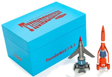 ■Nonスケール ダイキャストモデル　
■「サンダーバード」劇中機

サンダーバード 3号の塗装をレッドオレンジに。
また、1号は機体のフォントを変更し、より映画に忠実に再現。

※画像はイメージ
※メーカー都合により大幅な発売延期や発売中止が発生する場合がございます。予めご了承ください。

・ホビー系商品についての諸注意
メーカー都合により発売の大幅な延期が発生する可能性がございます。
予約商品についてはメーカーから順次入荷次第の発送となります。メーカー公表の発売日とは異なる場合がございますのでご了承ください。【対象年齢】：