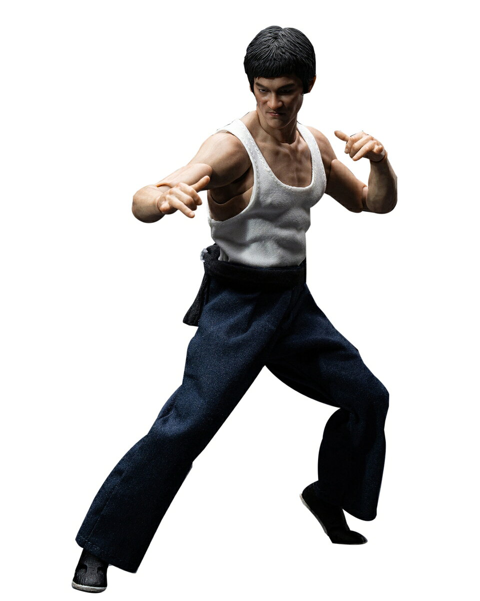 INART Action（インアート・アクション）より、伝説のアクションスター「ブルース・リー」が、カンフー衣装姿で1/12スケールアクションフィギュアとなって登場！

ブルース・リーの鍛え上げられた肉体と精悍な表情を、1/12スケールでリアルに再現。
落ち着いた表情と怒りに満ちた表情の2種類のヘッドパーツに加え、布製の白いベストとパンツを採用し、自然なシルエットと躍動感あふれるポージングを実現しました。

豊富な交換用ハンドパーツのほか、長棍と2本のヌンチャクが付属。
構えや打撃シーンなど、ブルース・リーならではのダイナミックなアクションを自在に演出できます。

コンパクトな1/12スケールに、圧倒的な造形美と可動性を凝縮した、ファン必携のアクションフィギュアです。

【セット内容】

・ フィギュア本体 × 1

布製パンツ × 1
布製ホワイトベスト × 1
シューズ × 1

・ 交換用ヘッドパーツ × 2

通常表情ヘッド × 1
怒り表情ヘッド × 1

・ 交換用ハンドパーツ × 12

握り拳 × 1組
ジェスチャーハンド × 1組
リラックスハンド × 1組
開き手 × 1組
棍保持用ハンド × 1組
ヌンチャク握り用右手 × 1
ヌンチャク保持用左手 × 1

・ アクセサリー × 3

棍 × 1
ヌンチャク × 2

・ 台座 × 1
・ スタンド × 1

&copy; Bruce Lee Enterprises, LLC. All Rights Reserved.

・ホビー系商品についての諸注意
メーカー都合により発売の大幅な延期が発生する可能性がございます。
予約商品についてはメーカーから順次入荷次第の発送となります。メーカー公表の発売日とは異なる場合がございますのでご了承ください。【対象年齢】：【商品サイズ (cm)】(高さ）：15.5