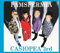 2019年デビュー40周年を迎えた伝説のスーパーフュージョンバンド “CASIOPEA” 。
現在、 “CASIOPEA 3rd” として第3期メンバーにより精力的に活動を続ける彼らが、新たなるレジェンドに向け、
『スピード・スリル・テクニック』というキャッチフレーズのままにさらに進化したCASIOPEA SOUNDの創造への
新たなる一歩を記すファン必聴のアルバムです。
新作アルバムのテーマはずばり『PAMSPERMIA-宇宙からの贈りものー』 。
JAXA「はやぶさ2」による快挙が続々と遂げられる令和元年、同梱されるDVD には、なんと26年ぶりのPVとなる、
新曲「BEYOND THE GALAXY」のプロモーション・ビデオを収録！
新作アルバムのテーマをイメージした、スペーシーな感覚満載、楽しさ満載、CASIOPEA 3rdの魅力を詰め込んだ必見のPVです。
特典映像にはCASIOPEA 史上初、メンバー全員によるエアープレイVer.も収録予定！
その他にもジャケット写真撮影風景、PV 撮影風景、レコーディング風景他レアな映像を満載！