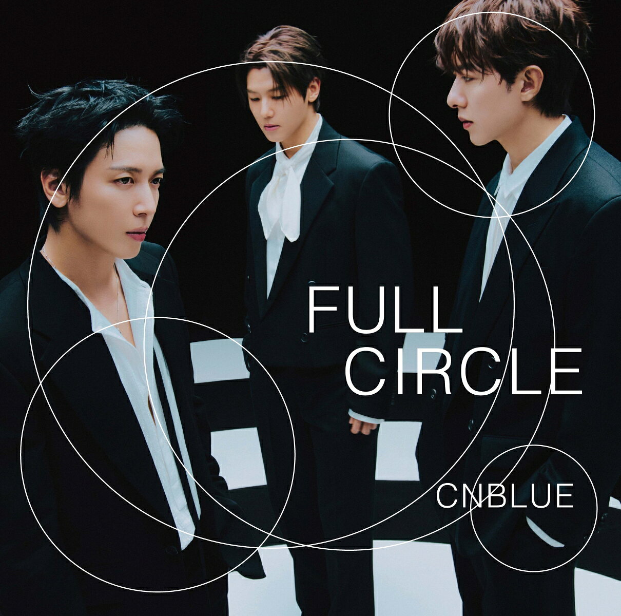 CNBLUEの8枚目のJP ALBUM『FULL CIRCLE』

隙の見当たらない全方位型ロックのカタルシス、これぞまさにフルサークル！
CNBLUEの8枚目のJP ALBUM『FULL CIRCLE』は、成熟したバンドから溢れ出る圧倒的なグッドメロディと色気の応酬。スタジアムロックからバラード、心の内面から宇宙、日常から非日常まで。人生のどのシーンにも寄り添う超名盤の誕生！

アルバムのリード曲である「360°」は、バンドのこれまでの歩みを噛み締めながら未来への展望を壮大かつロマンティックに描いたメッセージソングであり、様々な道のりを辿ってきたからこその巡っていく感覚や回っていく感覚を落とし込んだ壮大なロックバラードである。
 
花が咲き蝶が舞い、星が輝き鳥が歌う。生命の営みは宇宙の歴史の中で繰り返されてきた循環。この楽曲は、生まれては散りまた次へバトンを繋げていくその感覚と、未来を想像し音楽を創造していく感覚とをリンクさせた『FULL CIRCLE』を象徴するに相応しいライフアンセムなのである。
 
スタジアムに響き渡るシンガロングが容易に想像できるような「360°」をはじめ、怪しげな世界観で自分の内面と向き合うダンスロックナンバー「DEVIL」、海辺の思い出を胸に抱きながら前を向いていく穏やかなアコースティックナンバー「Pebbles」、大切な相手との強い絆を歌ったスタジアムロックナンバー「Swim Across The Sea」などの新曲に加え、ファン待望の日本語版「A Sleepless Night (JP ver)」、UVERworldのTAKUYA∞氏とヨンファの共作が話題になったコラボ曲「Countdown (feat. TAKUYA∞ from UVERworld)」、さらには昨今リリースしたシングルから「人生賛歌」「心盗夜」「Slow motion」を収録した隙のない超充実な全方位型のアルバムがここに誕生した。
 
CNBLUEのこれからの軌跡は、更なるバンドの明るい未来を描く真円（FULL CIRCLE）となり得るだろう。
 
初回限定盤の特典DVDには、『2026 CNBLUE LIVE WORLD TOUR '3LOGY' IN JAPAN』 ぴあアリーナMM公演のライブ映像を前半を収録。
 
また、全形態にトレーディング・カードが封入。それぞれの形態ごとに異なる4種（合計12種類）から1枚がランダムにて封入される。