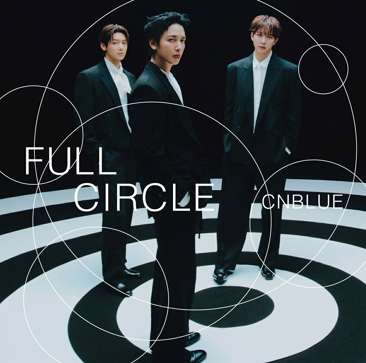 CNBLUEの8枚目のJP ALBUM『FULL CIRCLE』

隙の見当たらない全方位型ロックのカタルシス、これぞまさにフルサークル！
CNBLUEの8枚目のJP ALBUM『FULL CIRCLE』は、成熟したバンドから溢れ出る圧倒的なグッドメロディと色気の応酬。スタジアムロックからバラード、心の内面から宇宙、日常から非日常まで。人生のどのシーンにも寄り添う超名盤の誕生！

アルバムのリード曲である「360°」は、バンドのこれまでの歩みを噛み締めながら未来への展望を壮大かつロマンティックに描いたメッセージソングであり、様々な道のりを辿ってきたからこその巡っていく感覚や回っていく感覚を落とし込んだ壮大なロックバラードである。
 
花が咲き蝶が舞い、星が輝き鳥が歌う。生命の営みは宇宙の歴史の中で繰り返されてきた循環。この楽曲は、生まれては散りまた次へバトンを繋げていくその感覚と、未来を想像し音楽を創造していく感覚とをリンクさせた『FULL CIRCLE』を象徴するに相応しいライフアンセムなのである。
 
スタジアムに響き渡るシンガロングが容易に想像できるような「360°」をはじめ、怪しげな世界観で自分の内面と向き合うダンスロックナンバー「DEVIL」、海辺の思い出を胸に抱きながら前を向いていく穏やかなアコースティックナンバー「Pebbles」、大切な相手との強い絆を歌ったスタジアムロックナンバー「Swim Across The Sea」などの新曲に加え、ファン待望の日本語版「A Sleepless Night (JP ver)」、UVERworldのTAKUYA∞氏とヨンファの共作が話題になったコラボ曲「Countdown (feat. TAKUYA∞ from UVERworld)」、さらには昨今リリースしたシングルから「人生賛歌」「心盗夜」「Slow motion」を収録した隙のない超充実な全方位型のアルバムがここに誕生した。
 
CNBLUEのこれからの軌跡は、更なるバンドの明るい未来を描く真円（FULL CIRCLE）となり得るだろう。
 
初回限定盤の特典DVDには、『2026 CNBLUE LIVE WORLD TOUR '3LOGY' IN JAPAN』 ぴあアリーナMM公演のライブ映像を前半を収録。
 
また、全形態にトレーディング・カードが封入。それぞれの形態ごとに異なる4種（合計12種類）から1枚がランダムにて封入される。