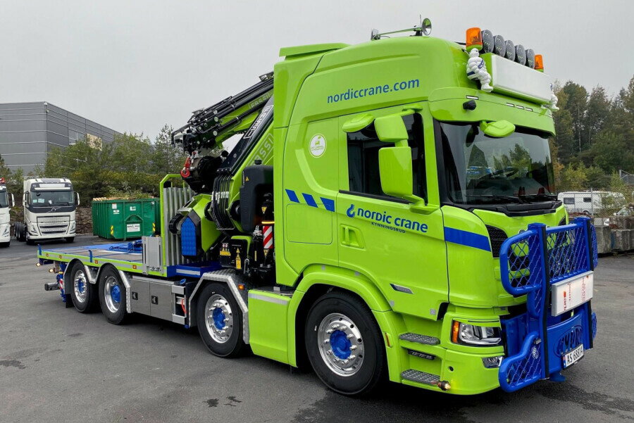 WSI 1/50 Nordic Crane Kynningsrud SCANIA R HIGHLINE CR20H RIGED FLATBED TRUCK 8X2 TAG AXLE WITH FASSI 1100 + JIB 【01-4855】 (ミニカー)