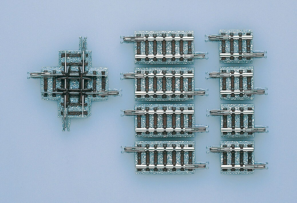 長さ37mmの直線レールを90度でクロスさせたレールと端数レールのセットです。

特徴
●長さ37mmの直線レールを90度でクロスさせたレールと端数レールのセット
●クロスレールにより、高度な平面交差レイアウトが敷説可能
●バラストと枕木を塗装で表現し、リアルな外観
●簡単確実な接続

製品内容
●クロッシングレールX37-90(F)
●端数レールS18.5(F)
●端数レールS33(F)

パッケージ形態
ブリスターパッケージ(吊り下げ式)

・ホビー系商品についての諸注意
メーカー都合により発売の大幅な延期が発生する可能性がございます。
予約商品についてはメーカーから順次入荷次第の発送となります。メーカー公表の発売日とは異なる場合がございますのでご了承ください。【対象年齢】：