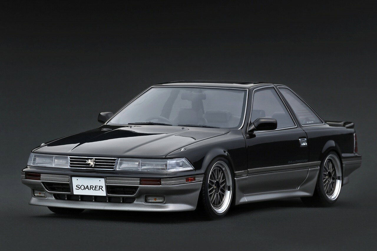 モデルの見所＞＞
「SOARER(Z20)2.0GT-TWIN TURBO L」を1/18スケールレジンモデルで再現しました。

ボディカラー：ブラック/シルバー。

BBS LMタイプ17インチホイール（ポリッシュ＆ガンメタリック）にローダウン仕様。
純正エアロパーツ（フロントリップスポイラー、サイドステップ、リヤスポイラー、エアロマットガード）、サンルーフ、大型ブレーキキャリパー(ゴールド）、大径シングルマフラー、内装色はグレー系、純正シート、純正ステアリングを装着。

パッケージ寸法:D170mm W325mm H130mm

※画像は試作品です。
※メーカー都合により大幅な発売延期や発売中止が発生する場合がございます。
予めご了承ください。

・ホビー系商品についての諸注意
メーカー都合により発売の大幅な延期が発生する可能性がございます。
予約商品についてはメーカーから順次入荷次第の発送となります。メーカー公表の発売日とは異なる場合がございますのでご了承ください。【対象年齢】：