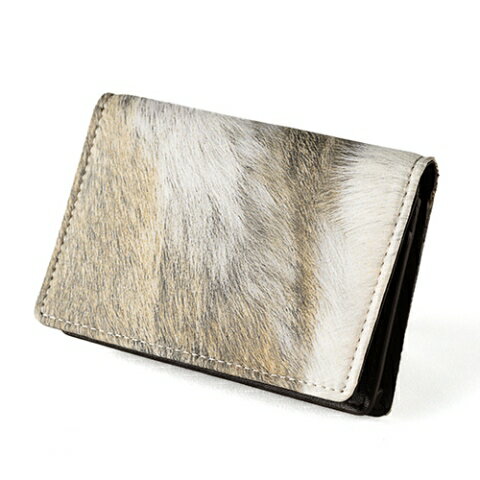 50枚近くの名刺が入る大きめマチで、出し入れも楽に出来ます。本革を使用しているので使い込むほどに風合いが出て手に馴染んできます。ゴールドの箔押しが、高級感を醸し出しています。※製品の毛皮の柄は特別な印刷をしたもので、風合いは異なりますので、ご注意ください。