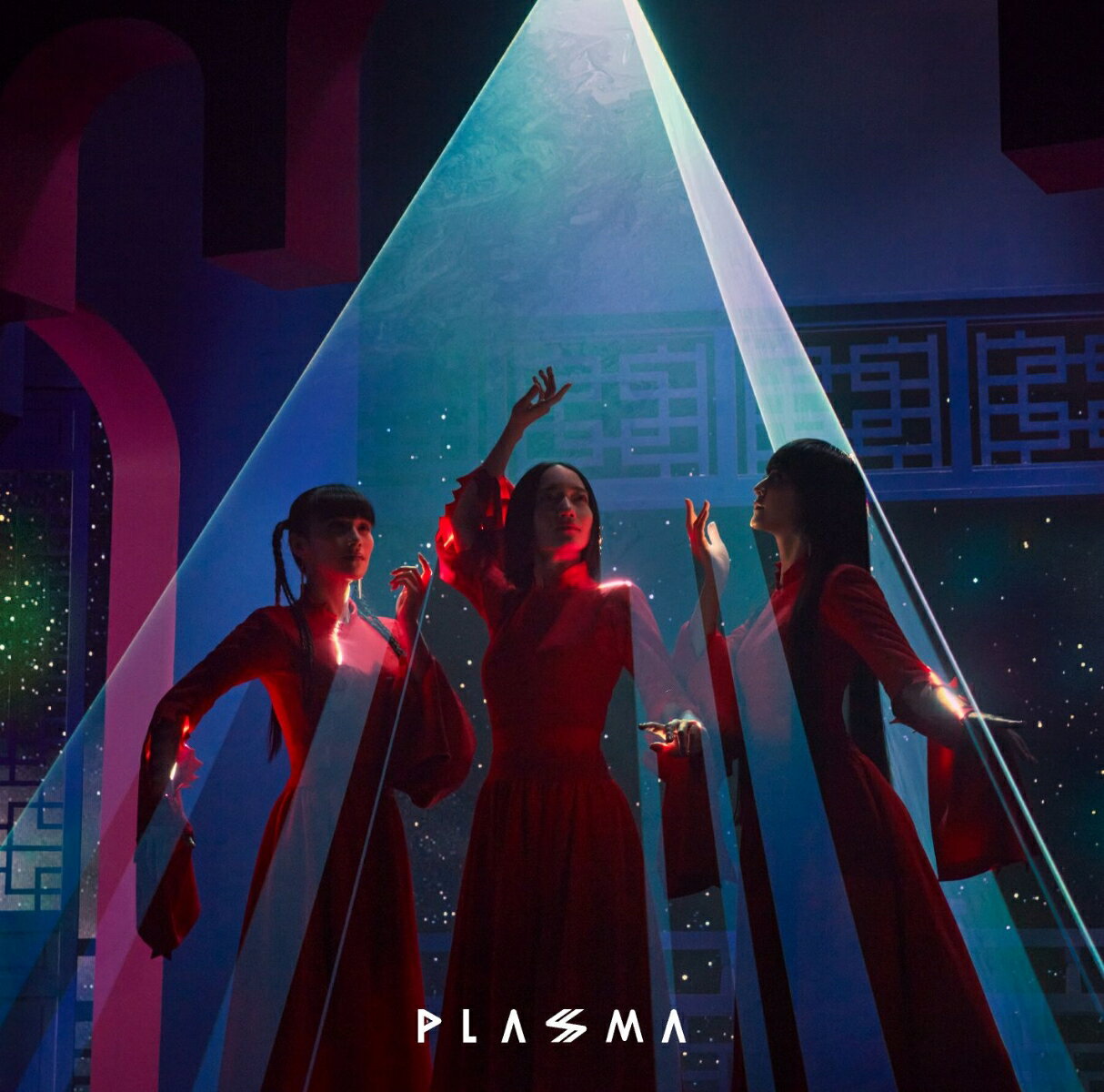 2018年にリリースした「Future Pop」以来、約4年ぶりとなるオリジナルニューアルバム「PLASMA」のリリースが決定！

“PLASMA”（プラズマ）とは、“固体・液体・気体に次ぐ物質の第4の状態である”と言われており、
今作では、軽快なドライブや気分転換にも向いたスムースでアーバンなエレクトロ・ポップ・アルバム。
シティー感あるシンセサウンドや、ファンク、ベースミュージックなどの多彩なエッセンスを散りばめ、
Perfumeの持つ一貫した未来感と共にタイトルにあるように次々と形を不思議に変える音楽体験ができるようなアルバムになっている。
今のPerfume を体感できる全12曲を収録。

全形態初回プレス分にシングル「Flow」アルバム、「PLASMA」連動キャンペーン応募シリアルナンバー封入