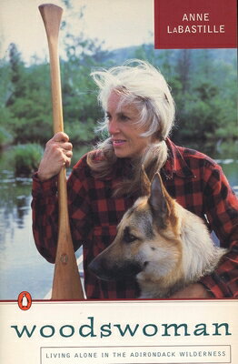 Woodswoman: Living Alone in the Adirondack Wilderness WOODSWOMAN [ Anne Labastille ]