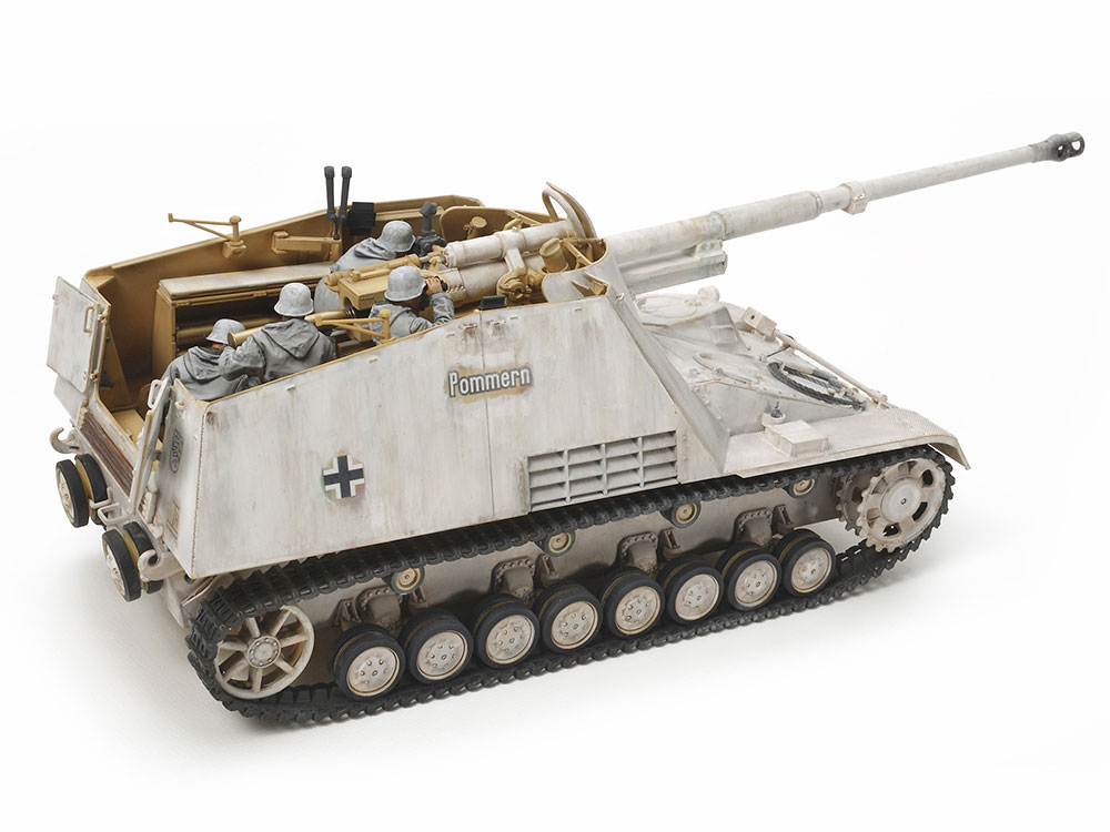 【 8.8cm砲を搭載した最強の対戦車自走砲 】 
第二次大戦中最強クラスの対戦車砲、ドイツ軍の71口径8.8cm Pak43/1を搭載した重自走砲がナースホルンです。
独ソ戦当初、T34やKV-1など予想外に強力なソ連戦車に驚愕させられたドイツ軍は、戦車の大幅な強化を急ぐ一方、応急策として対戦車砲を自走化した車輌を多く作りました。
ナースホルンもその中の一つで、当時開発したばかりのIII号・IV号戦車系自走砲専用車台に、長砲身8.8cm砲を搭載。
あらゆる連合軍戦車をその射程外から撃破できる強力な攻撃力を誇りました。
また戦闘重量は24トンに抑えられ、路上での最大速度42km/hを発揮。
1943年7月に初めて実戦投入された際にはホルニッセと呼ばれましたが、1944年1月末のヒトラーの指示によりナースホルンと改名され、1945年3月までに439輌を生産。
ナースホルンは東部、西部両戦線でドイツ軍戦車駆逐部隊の重要な戦力として大戦終結まで戦い続けたのです。

【 模型要目 】 
ドイツ軍の重対戦車自走砲ナースホルンのプラスチックモデル組み立てキットです。
●1/35スケール、全長241mm、全幅84mm。
●実車取材に基づいて、長砲身8.8cm砲やその回りを囲む薄い装甲板、複雑な戦闘室内部を合理的なパーツ構成でモデル化。
●後期型のガントラベルロックおよび起動輪、マフラーが廃止された排気管など1943年5月以降の生産車を実感豊かに再現。
●砲の上下には要所に金属パーツを使用するなど確実な作動と高い強度を両立。
●履帯はリアルで手軽なベルト式でパーツ化。
●オープントップの戦闘室に収まる人形は戦闘状態の緊迫感あるポーズ4体。
防寒服を着用した姿で再現しました。
●冬季の東部戦線などのデカール3種類付き。

・ホビー系商品についての諸注意
メーカー都合により発売の大幅な延期が発生する可能性がございます。
予約商品についてはメーカーから順次入荷次第の発送となります。メーカー公表の発売日とは異なる場合がございますのでご了承ください。【対象年齢】：【商品サイズ (cm)】(幅×奥行）：24.1×8.4