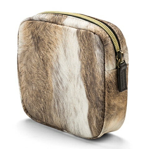 スクエアな形が、スタイリッシュ感を演出しているミニポーチ。モバイルバッテリーやケーブル、イヤホンなどを普段使いのアイテムをまとめて収納できます。中にはポケットもあり、細かいものを別々に収められます。※製品の毛皮の柄は特別な印刷をしたもので、風合いは異なりますので、ご注意ください。