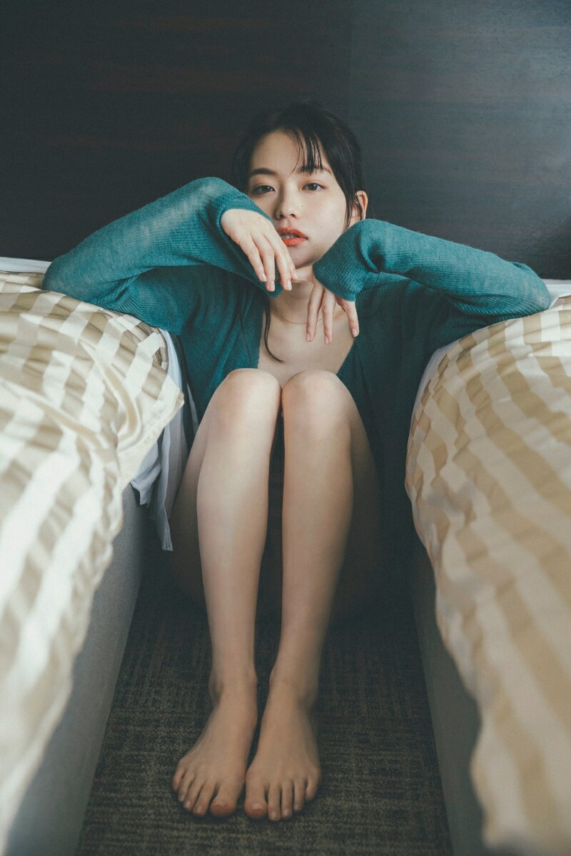 BLUE 山田杏奈セカンド写真集 (B.L.T...の紹介画像2