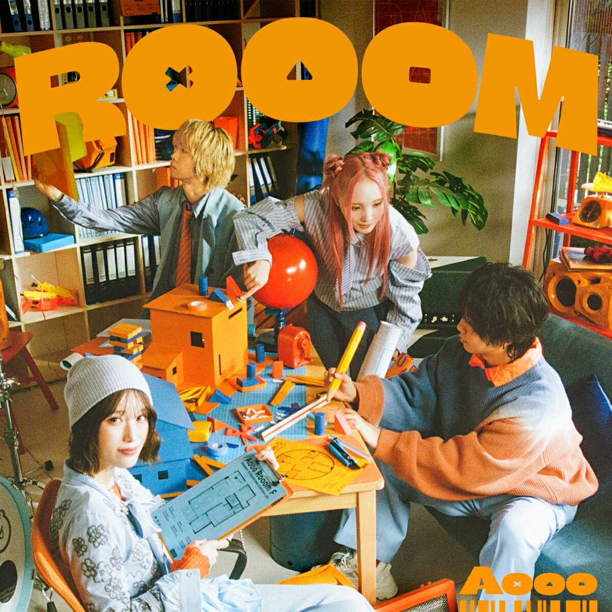Aoooの現在地を刻む2nd Album

Aooo、待望の2nd Album「Rooom」リリース。2025年に発表された「魔法はスパイス」「Yankeee」「Geeek」「CRAZZZY」「スターサイン」などを収録した、バンドの現在地を刻む最新アルバム。

ライブバンドとして急成長を遂げるAoooの熱狂を体感できる豪華仕様となっている。