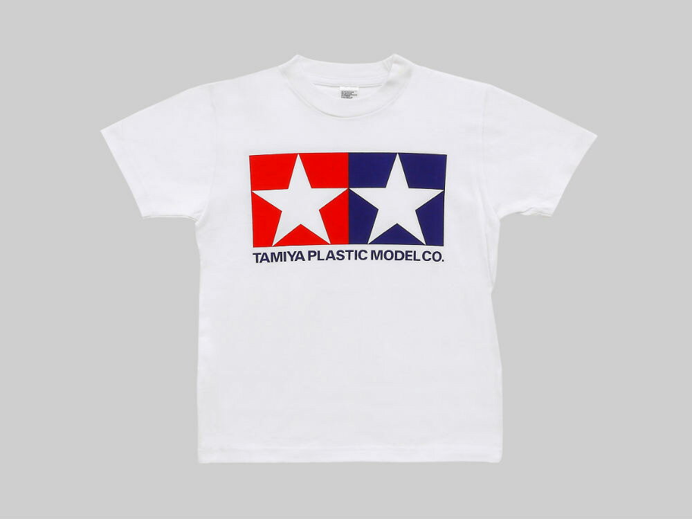 【 愛され続けるTシャツです 】 
ベーシックな形に鮮烈なレッド&ブルーのタミヤロゴを大きくプリント。
長年にわたって愛されているタミヤTシャツです。
ツインスターを胸と背中に大きくプリントして、模型ファンをしっかりアピールします。
サイズはキッズにぴったりの90cmから、大きめサイズのXXXLまで全10種類をラインナップ。
ショッピングやお出かけに、キャンプなどのアウトドアに、幅広いシーンでとことん愛用してほしい一着です。

★ユニセックス 
★素材:コットン100% 
★カラー:ブラック
※サイズは90cm・100cm・SSS・SS・S・M・L・XL・XXL・XXXLをラインナップ

・ホビー系商品についての諸注意
メーカー都合により発売の大幅な延期が発生する可能性がございます。
予約商品についてはメーカーから順次入荷次第の発送となります。メーカー公表の発売日とは異なる場合がございますのでご了承ください。【対象年齢】：