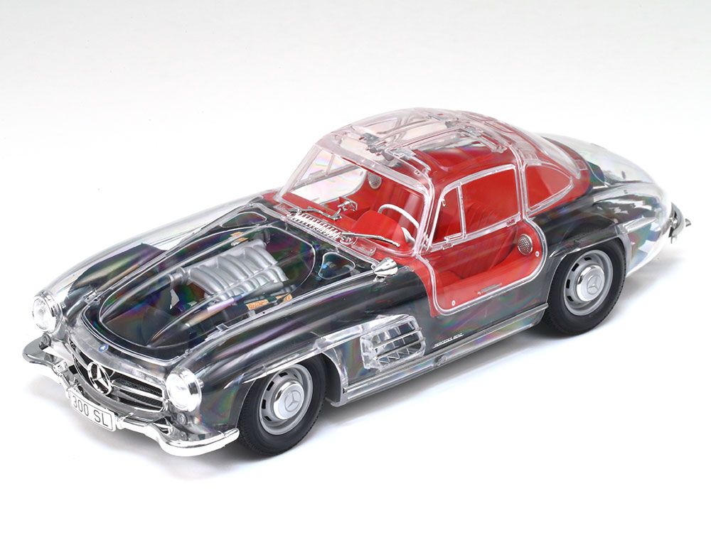 【 魅力のすべてを透視する 】 
1952年のレースで大活躍を見せたプロトタイプレーシングカーの市販モデルとして1954年に発表。
量産車としては世界初のガルウイングを採用し、エレガントなスタイルと高性能で世界中のセレブたちを魅了したメルセデス・ベンツの高級スポーツカーが300SLです。
当時最先端のレーシングテクノロジーといえるマルチチューブラーフレームに、215馬力を誇る気筒内燃料噴射装置を備えた3リッター直列6気筒エンジンを搭載。
260km/hの最高速を発揮した1950年代を代表するスーパースポーツカーの1台として知られ、現在でもファンの羨望を集めています。
今なお燦然と輝く名車のハイメカニズムを、完成後もじっくり観察できるクリヤーボディのスペシャル仕様です。

【 模型要目 】
★1/24スケールのプラスチックモデル組み立てキットです。
★全長188mm、全幅75mm、全高53mm。
★スポーティでエレガントなスタイルを実車そのままに再現したボディはクリヤーパーツ。
塗装せずに仕上げれば、完成後も内部メカや室内を観察できます。
★特徴的なガルウイングドアは開閉でき、オープン状態で固定も可能。
★エンジンフードも開閉可能。
★バケットタイプのスポーティなシートをはじめ、シフトノブやステアリングなど車内も立体感あふれる仕上がり。
★前後のサスペンションや駆動系も実車そのまま。
★フロントグリル内部にはナイロンメッシュを使用。
★ミラー鏡面やロゴにはインレットマークを用意。
ウインドウ塗り分けマスクシールもセット。
★タイヤは質感あふれるソリッドゴム製。

・ホビー系商品についての諸注意
メーカー都合により発売の大幅な延期が発生する可能性がございます。
予約商品についてはメーカーから順次入荷次第の発送となります。メーカー公表の発売日とは異なる場合がございますのでご了承ください。【対象年齢】：【商品サイズ (cm)】(幅×高さ×奥行）：18.8×5.3×7.5