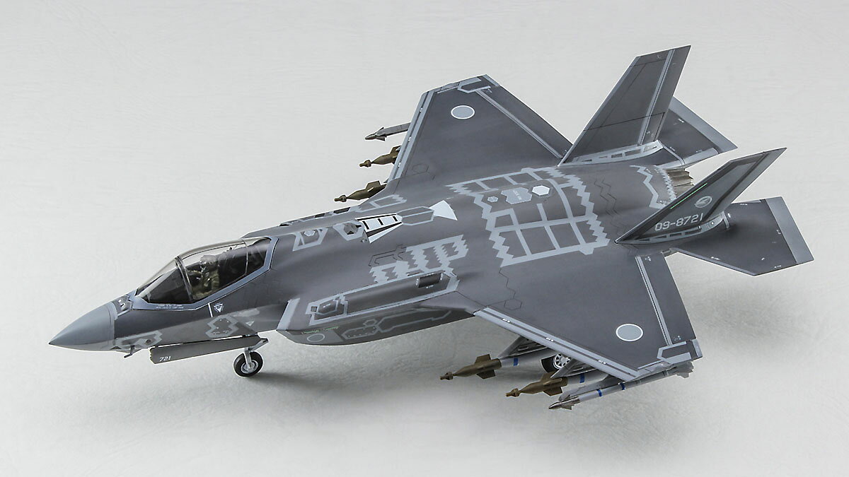 航空自衛隊ADTWの想定塗装＆マーキングにより、主翼下面に武装を搭載したビーストモードをキット化！

パイロン、レーザー誘導爆弾、空対空ミサイルAIM-9Xサイドワインダー部品をセット。
展示用スタンドが付属します。

デカール（マーキング）
・航空自衛隊 飛行開発実験団 所属機（岐阜基地：想定マーキング）

・ホビー系商品についての諸注意
メーカー都合により発売の大幅な延期が発生する可能性がございます。
予約商品についてはメーカーから順次入荷次第の発送となります。メーカー公表の発売日とは異なる場合がございますのでご了承ください。【対象年齢】：【商品サイズ (cm)】(幅×奥行）：21.75×14.8